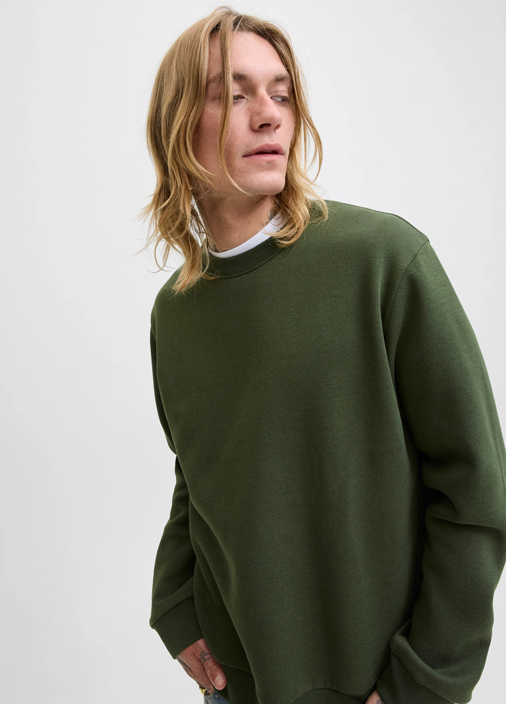 Хаки свитшот Jack & Jones однотонный без декора (354686433)