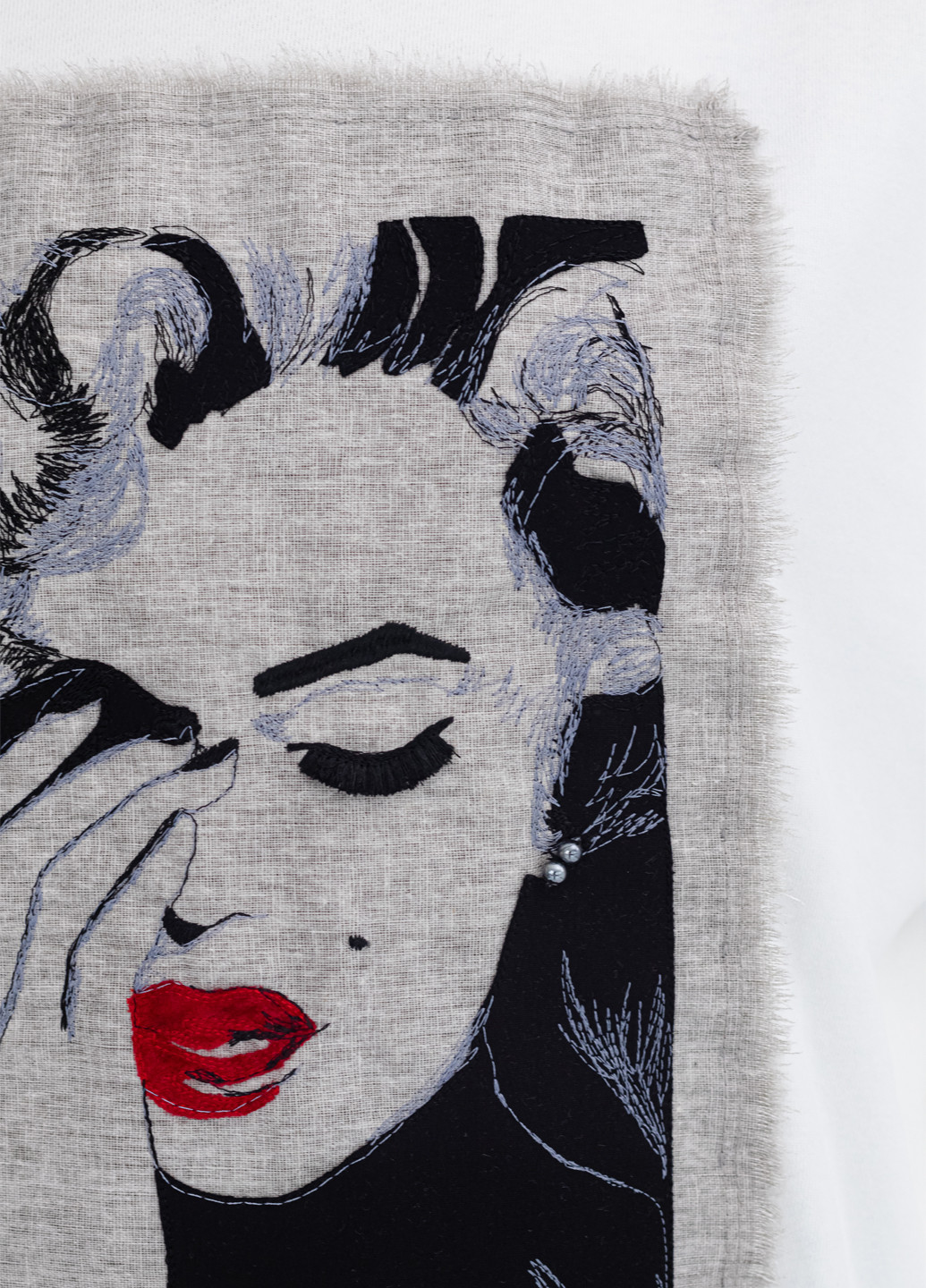 Белый свитшот Nora Kvittin однотонный вышивка, нашивки (301079889)