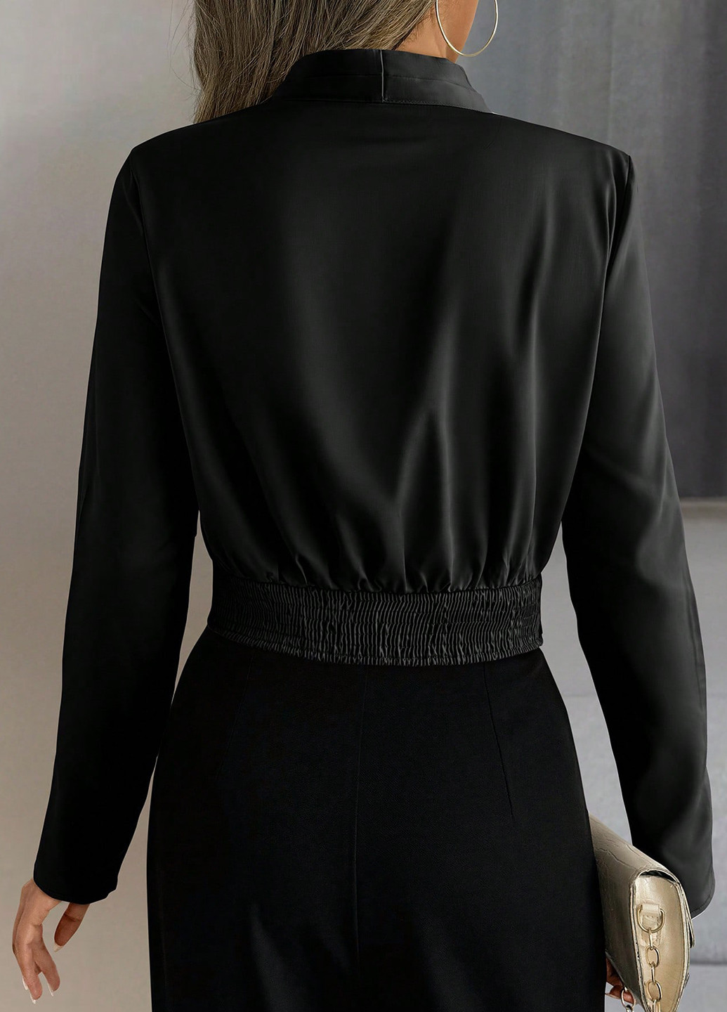 Чорна блуза на запах SHEIN