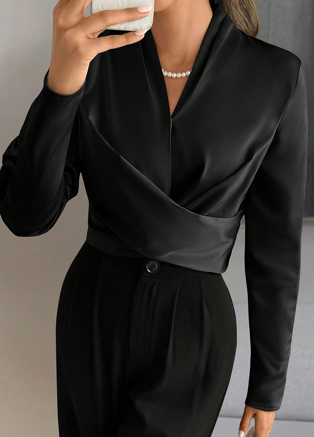 Чорна блуза на запах SHEIN