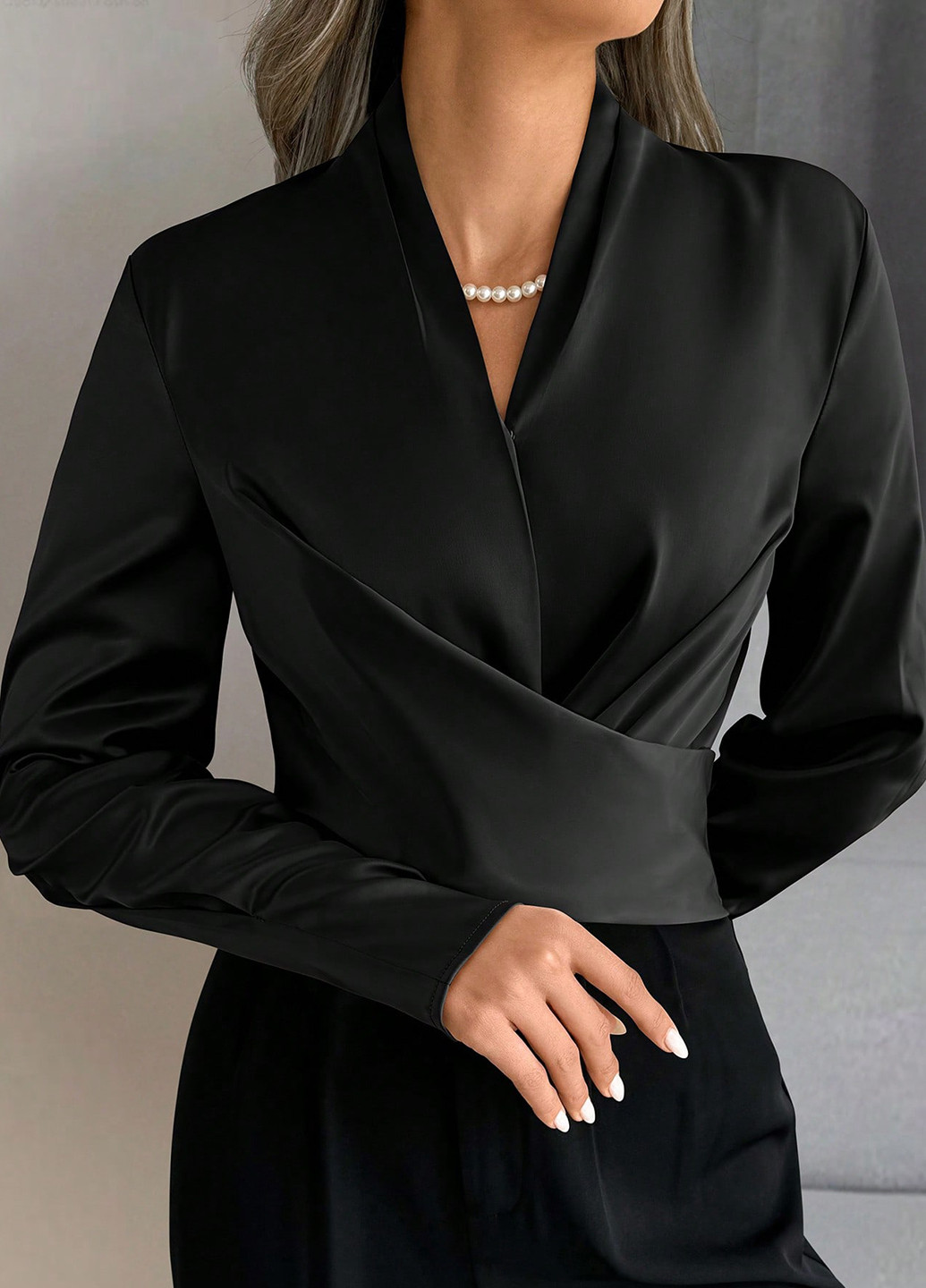 Чорна блуза на запах SHEIN