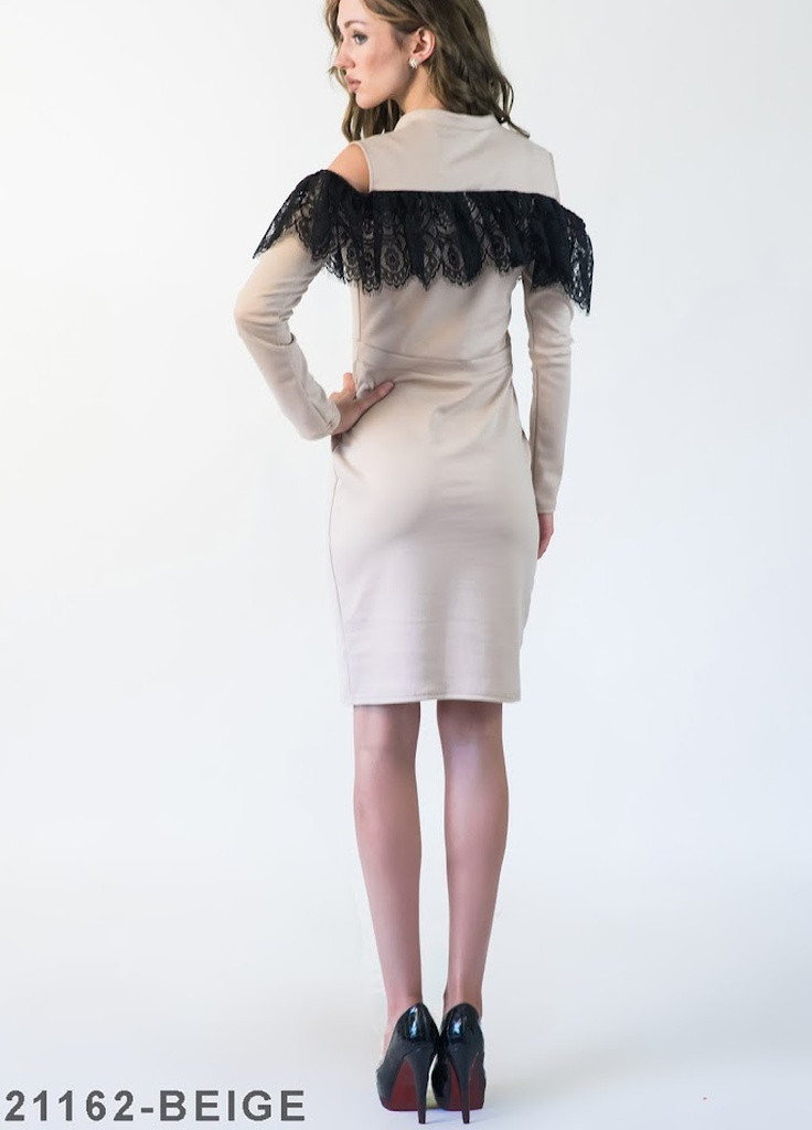 Бежевое кэжуал нарядное платье-футляр с воротником стойка и баской из гипюра elita бежевый Podium однотонное