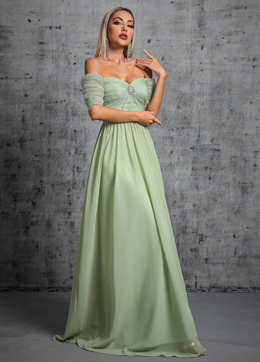 Зеленое вечернее платье с открытыми плечами SHEIN однотонное
