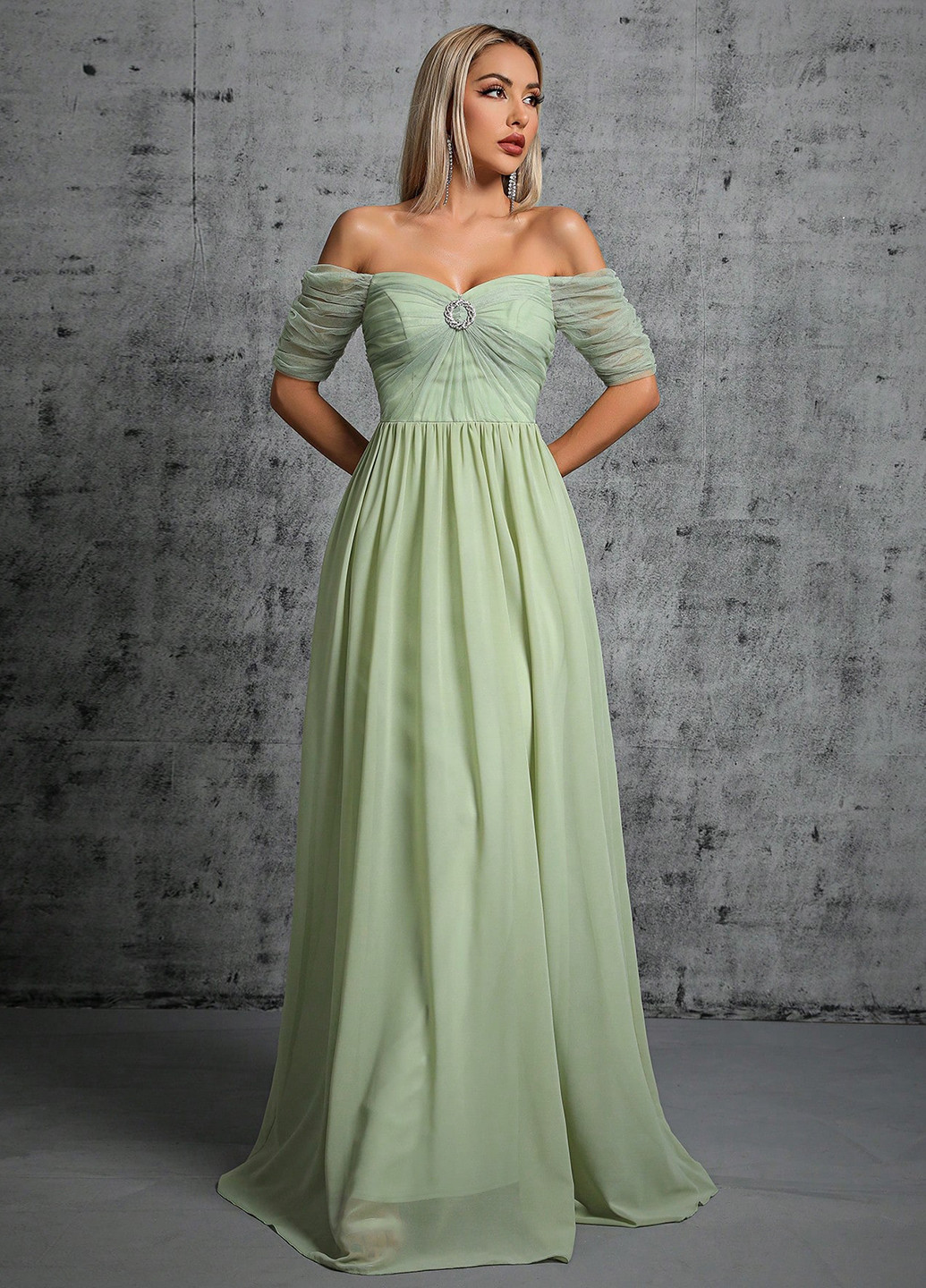 Зеленое вечернее платье с открытыми плечами SHEIN однотонное