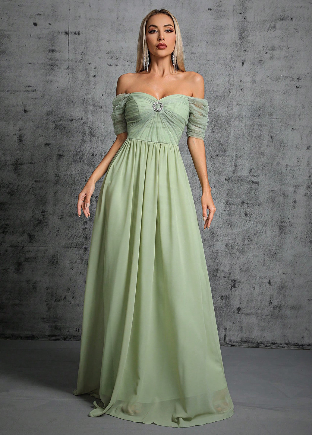 Зеленое вечернее платье с открытыми плечами SHEIN однотонное