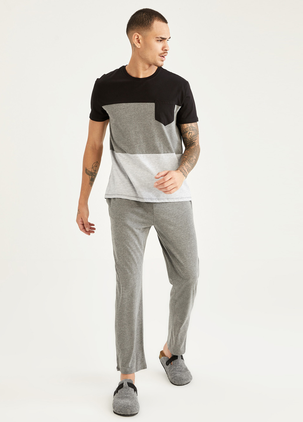 Сірий демісезонний комплект (футболка, штани) DeFacto