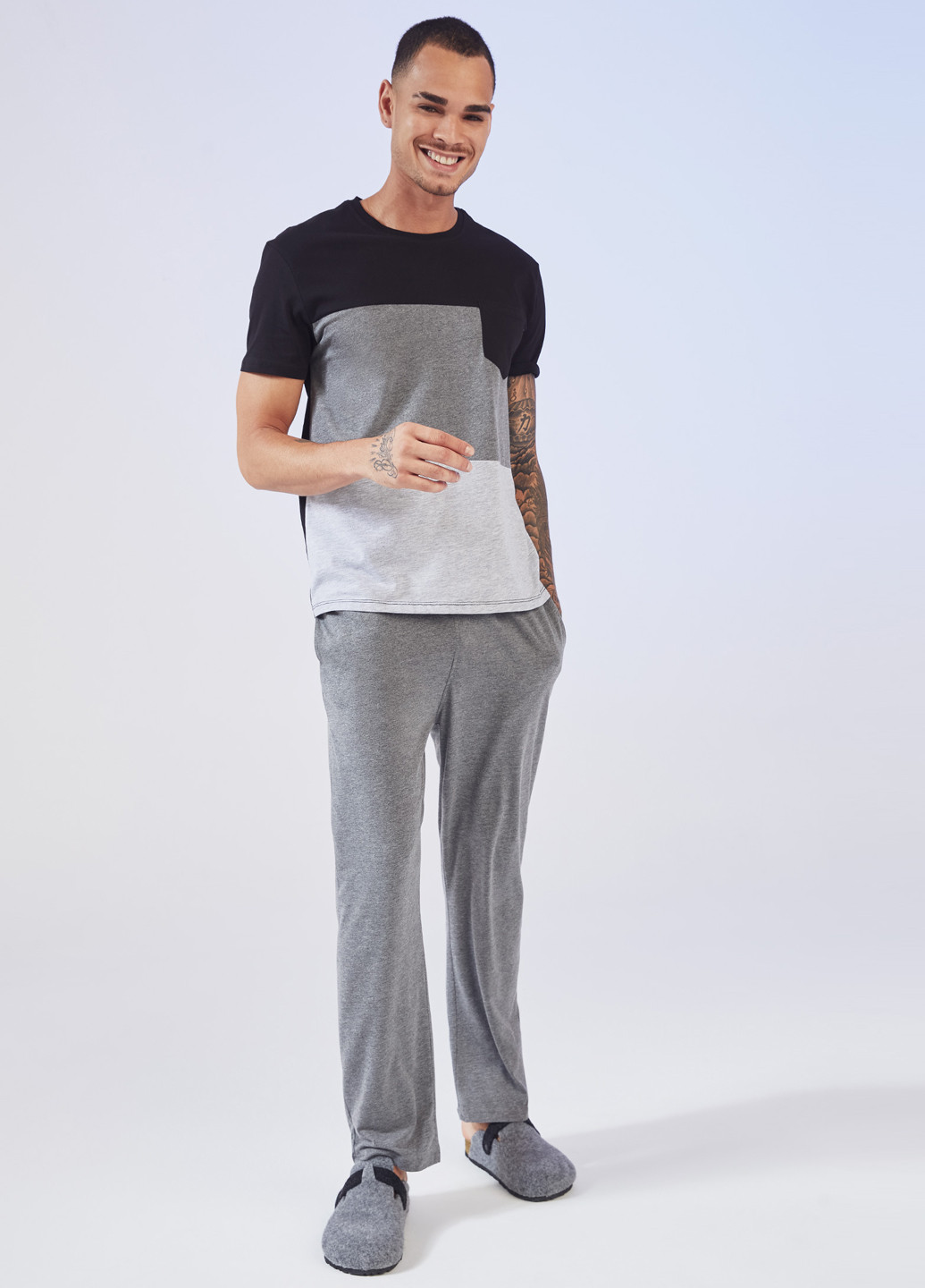 Серый демисезонный комплект (футболка, брюки) DeFacto