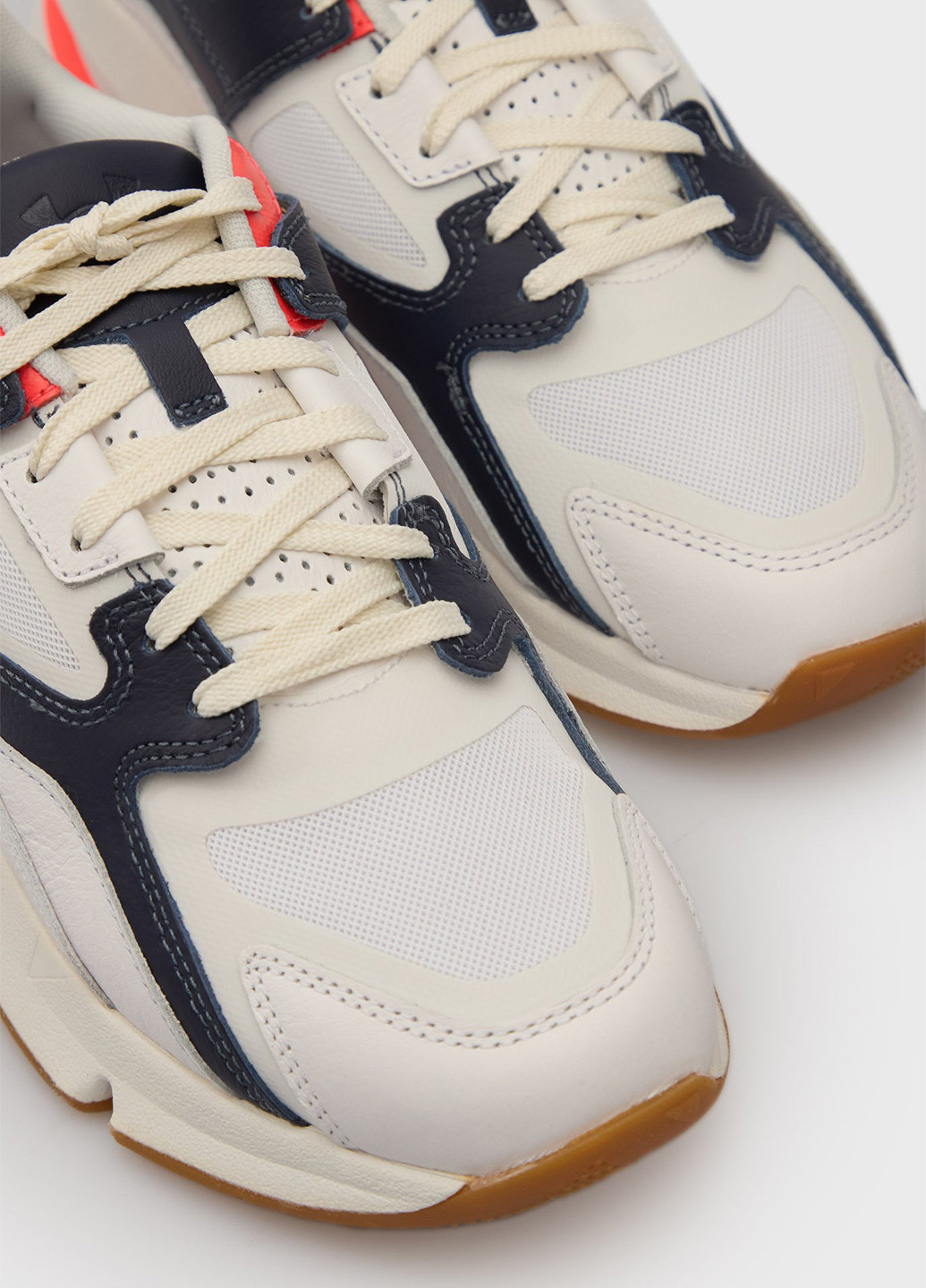 Білі всесезонні кросівки Under Armour