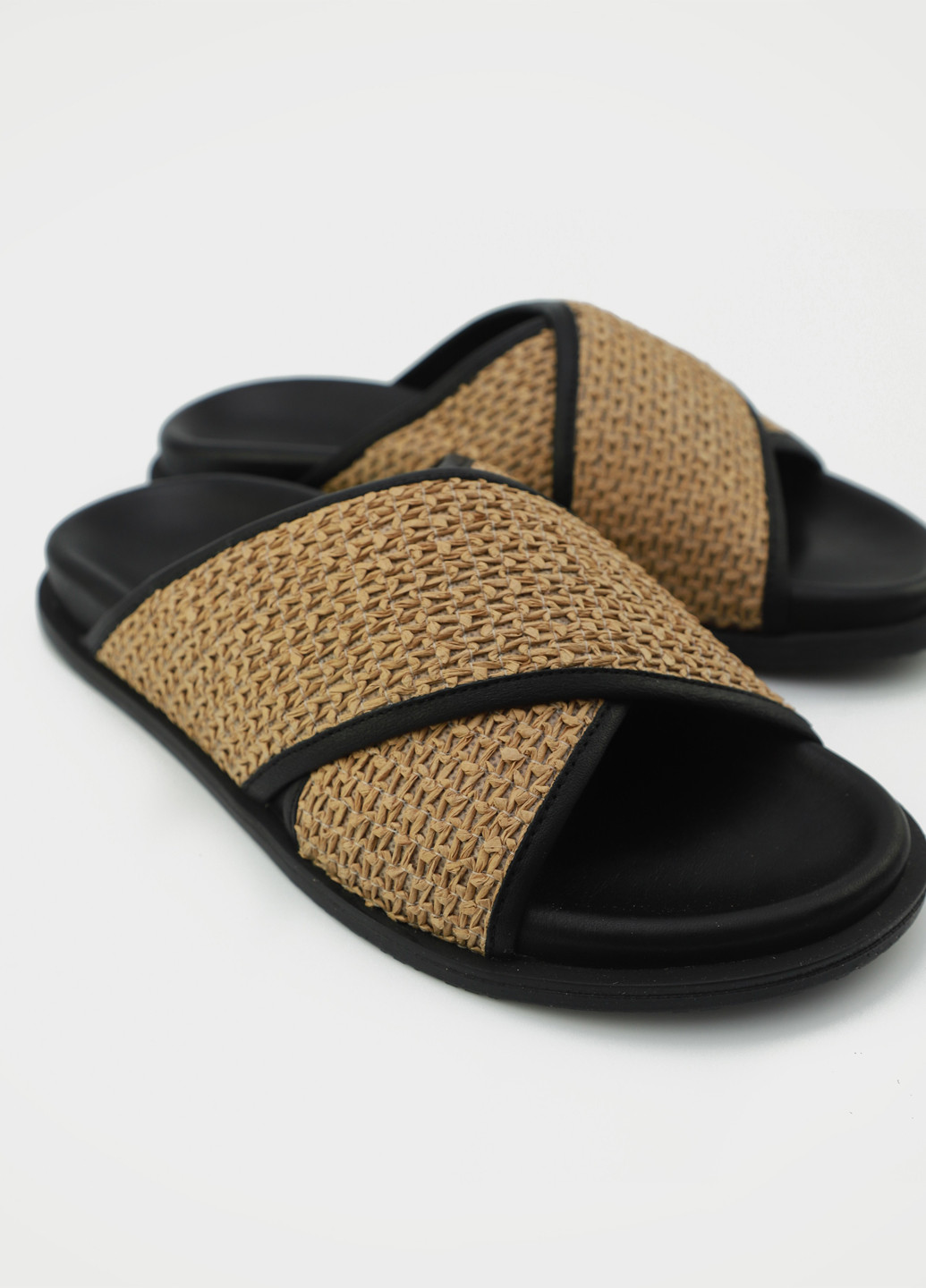 Черные шлепанцы URBAN TRACE на плетеной подошве