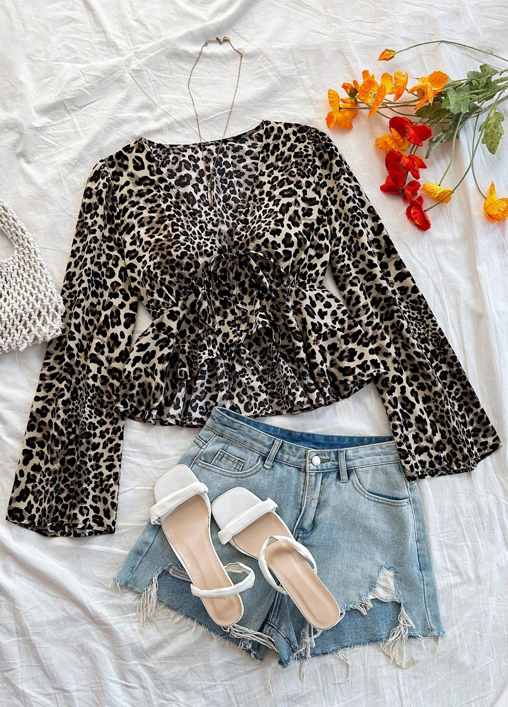 Коричнева блуза з баскою SHEIN