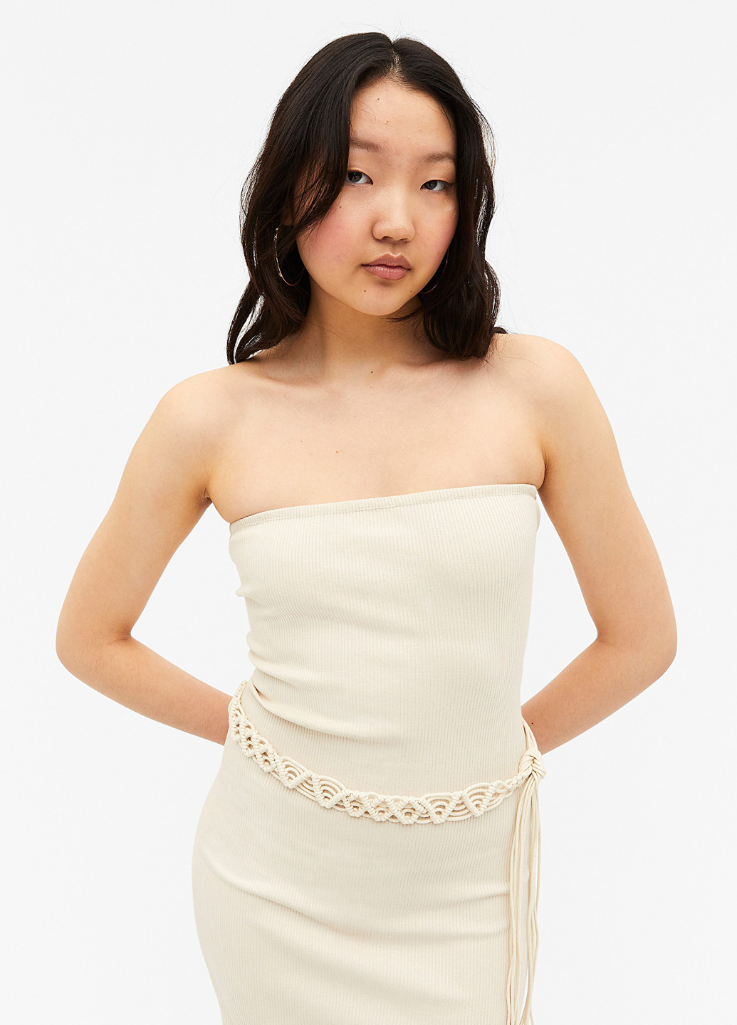 Бежевое кэжуал платье бандо, с открытыми плечами Monki однотонное