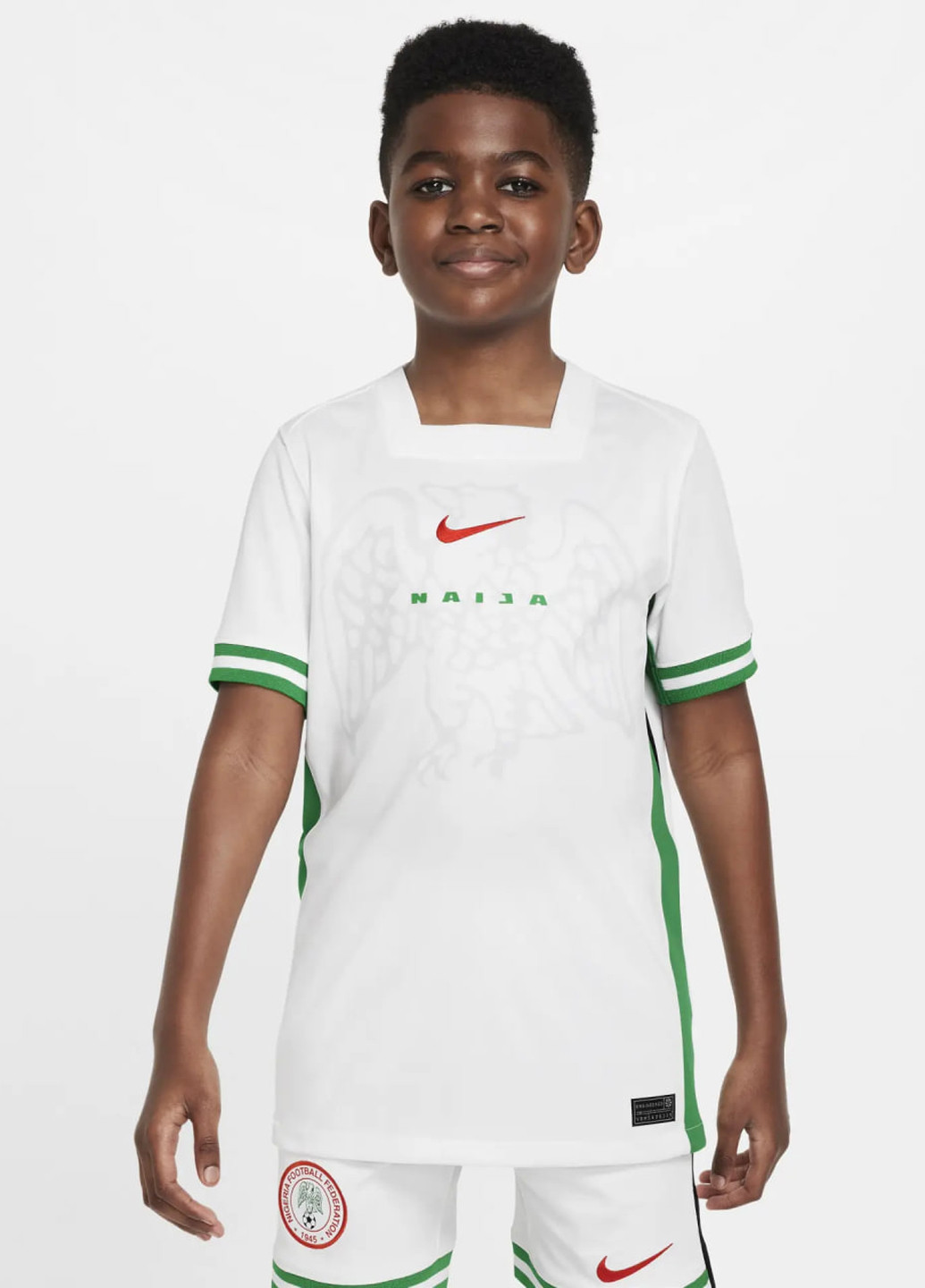 Белая летняя футболка Nike