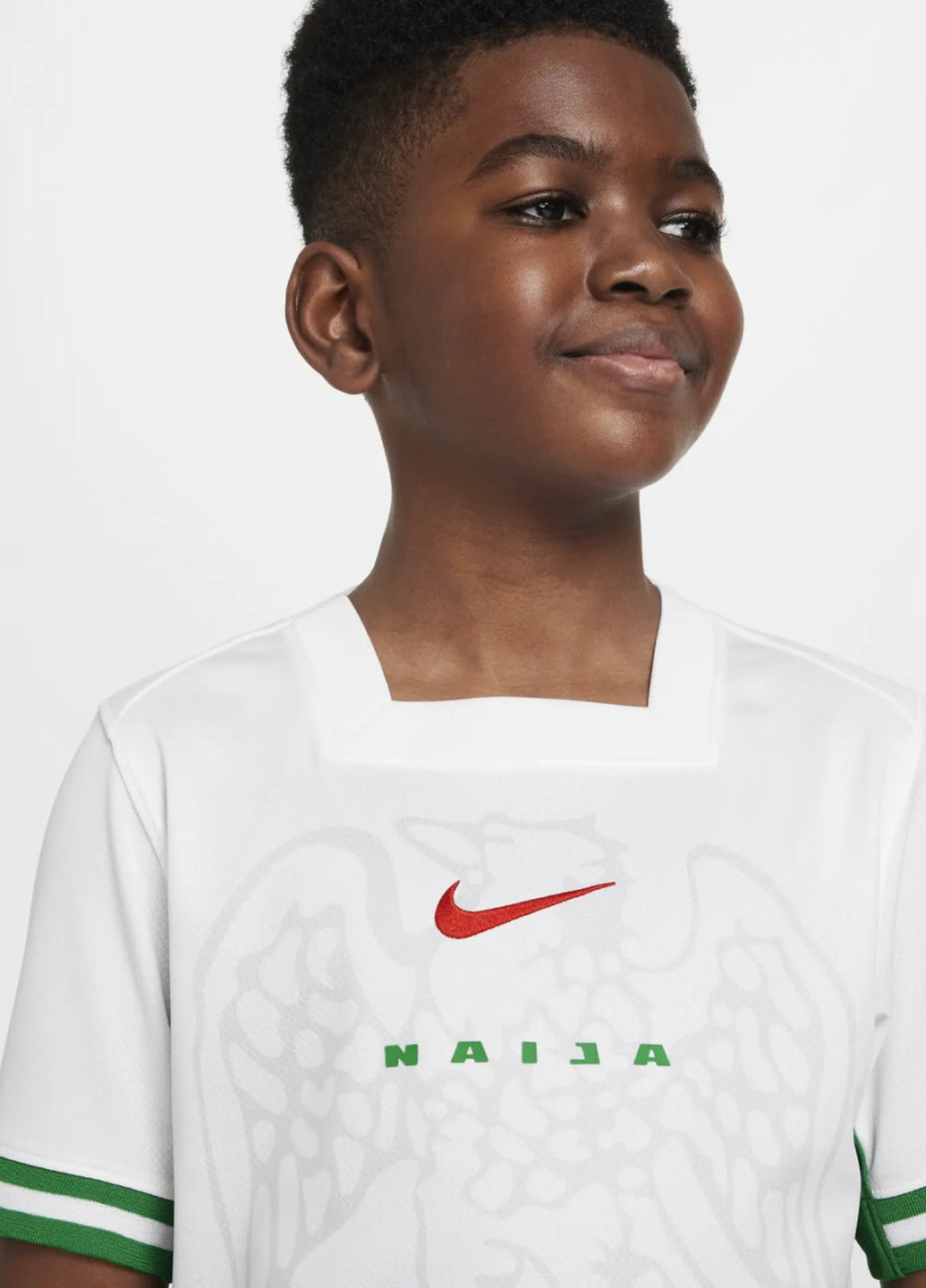 Белая летняя футболка Nike