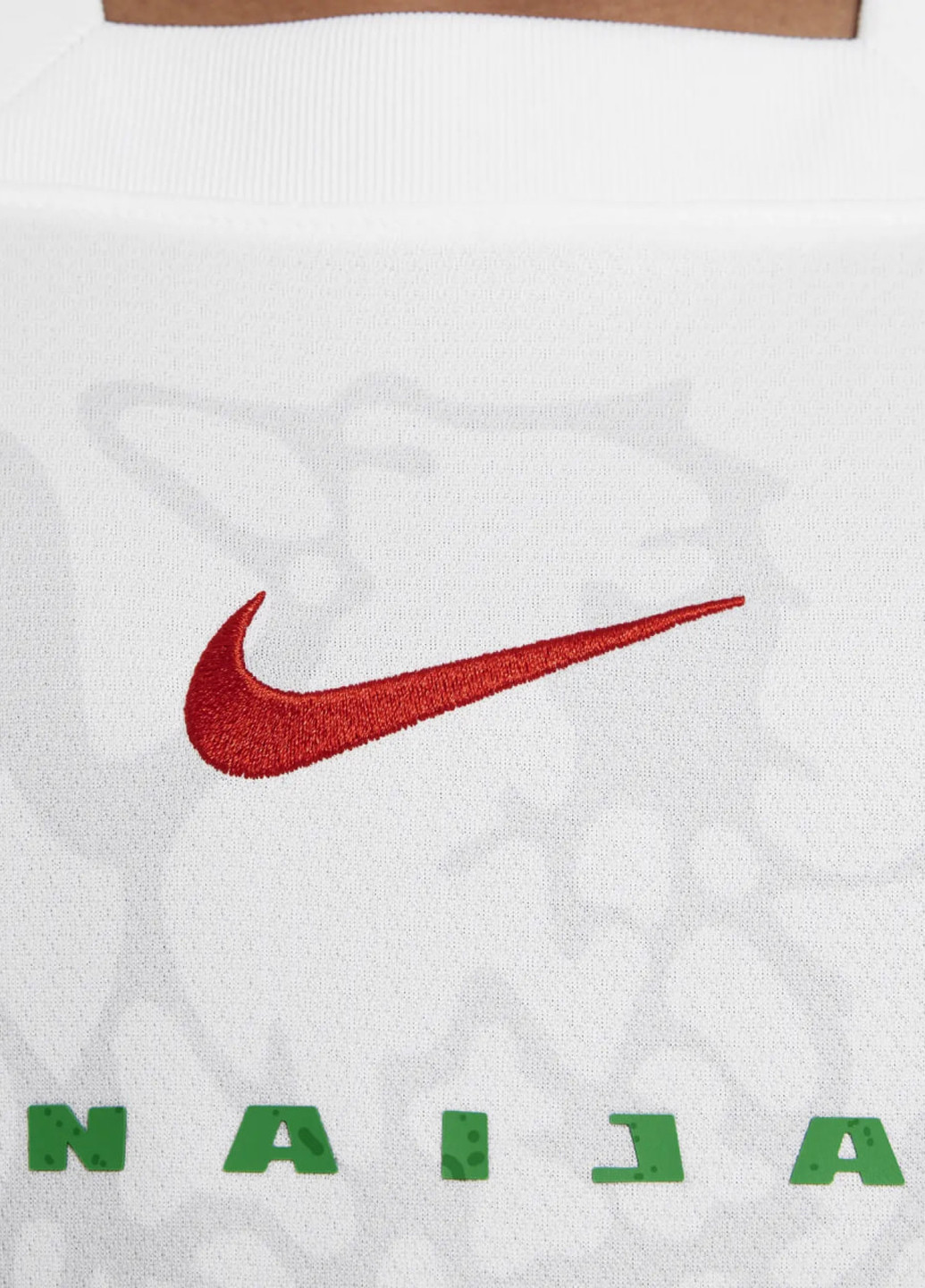 Белая летняя футболка Nike