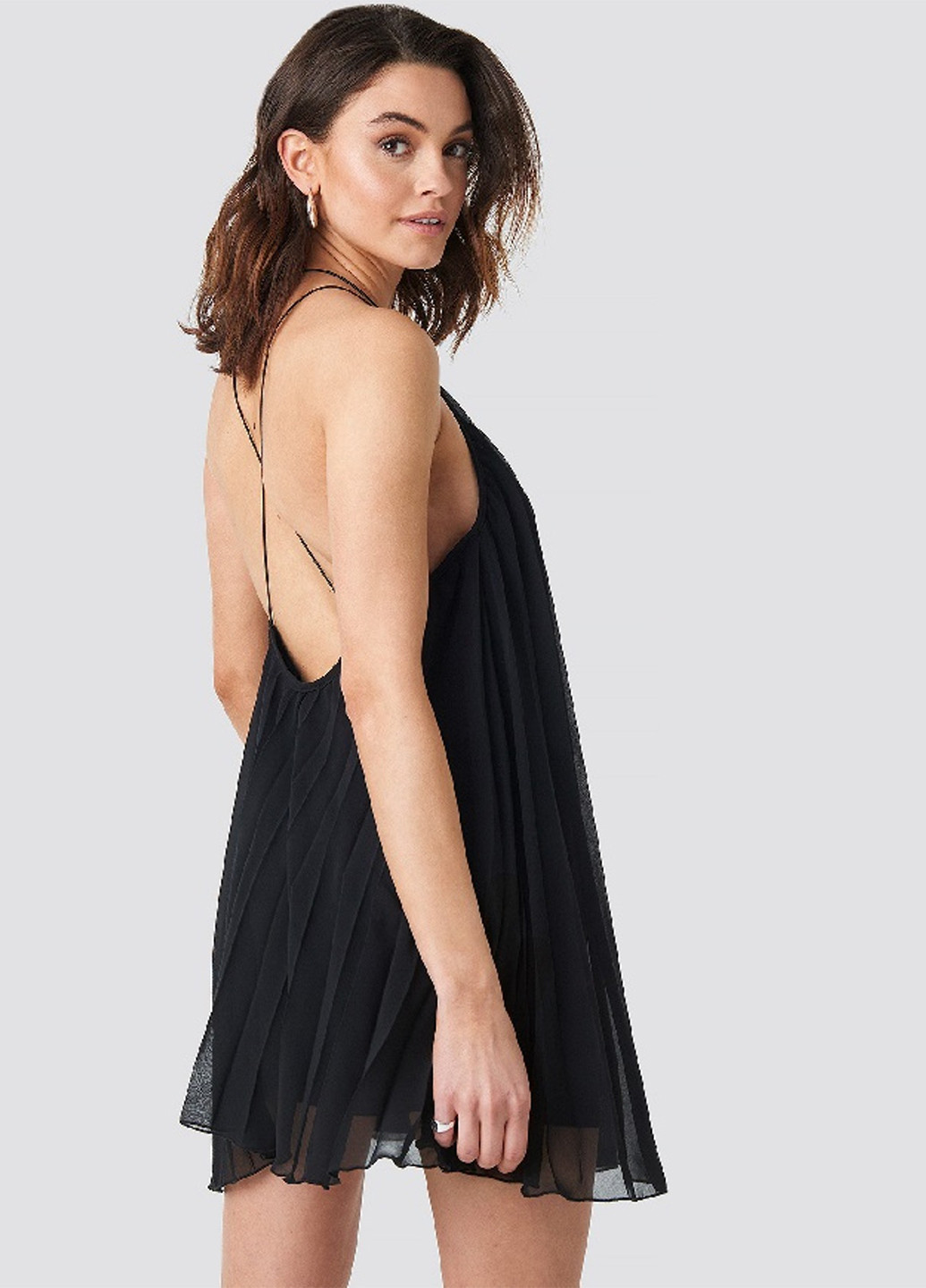 Чорна коктейльна плаття, сукня з відкритою спиною, плісована, а-силует NA-KD однотонна