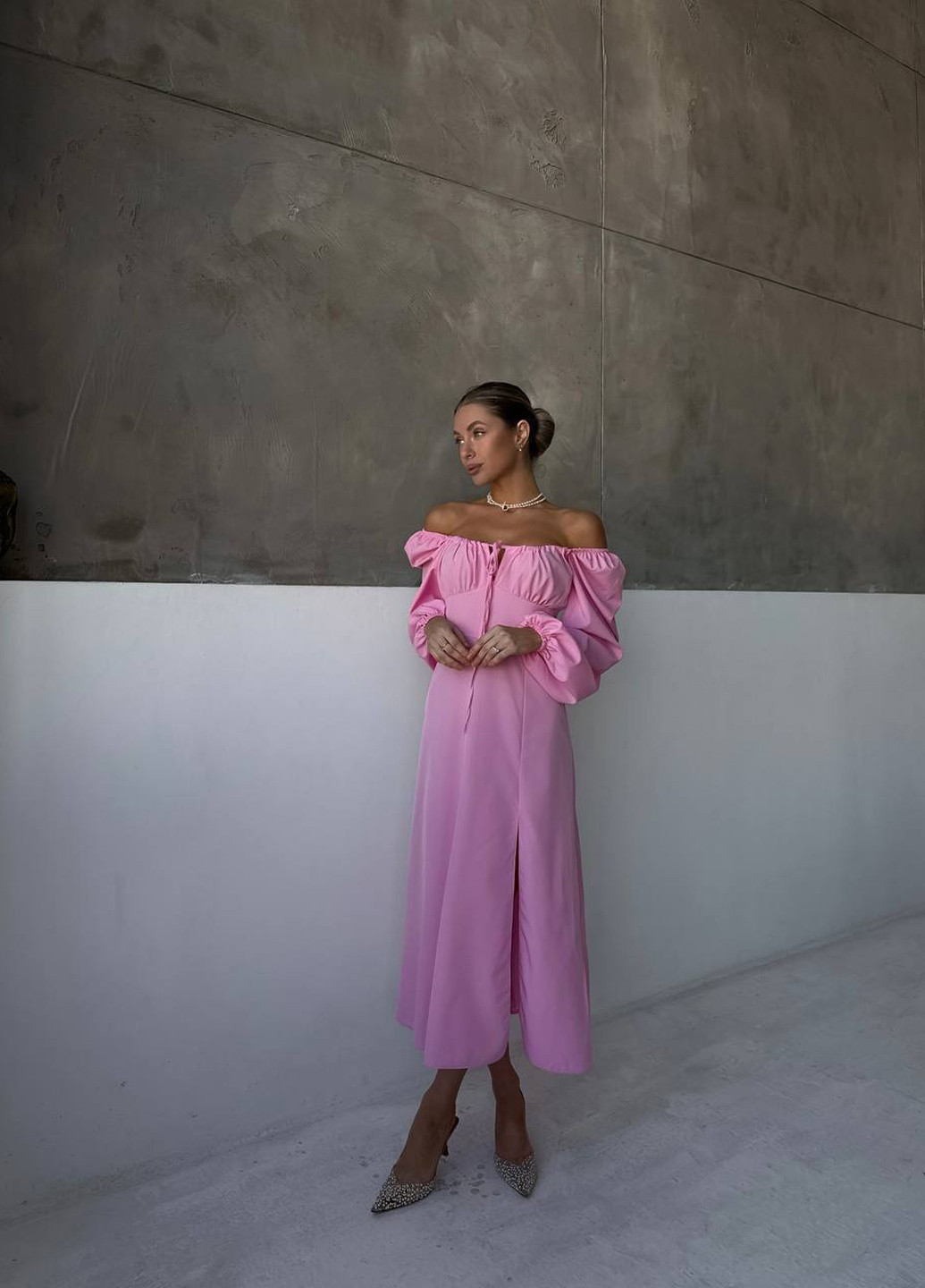 Светло-розовое кэжуал платье с открытыми плечами No Brand однотонное