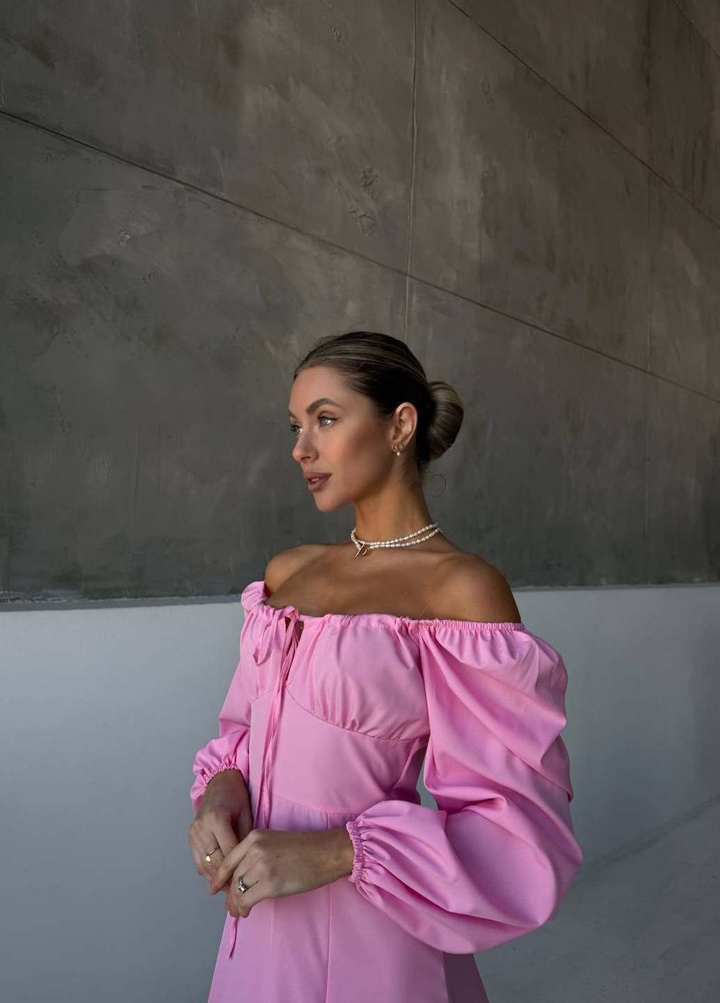 Светло-розовое кэжуал платье с открытыми плечами No Brand однотонное