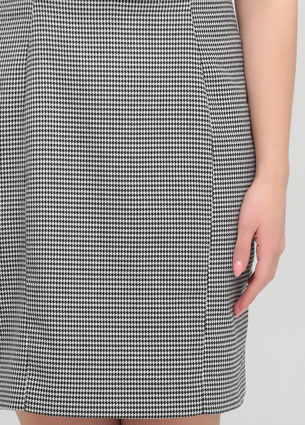 Черно-белое деловое платье футляр H&M с узором пье-де-пуль «гусиная лапка»