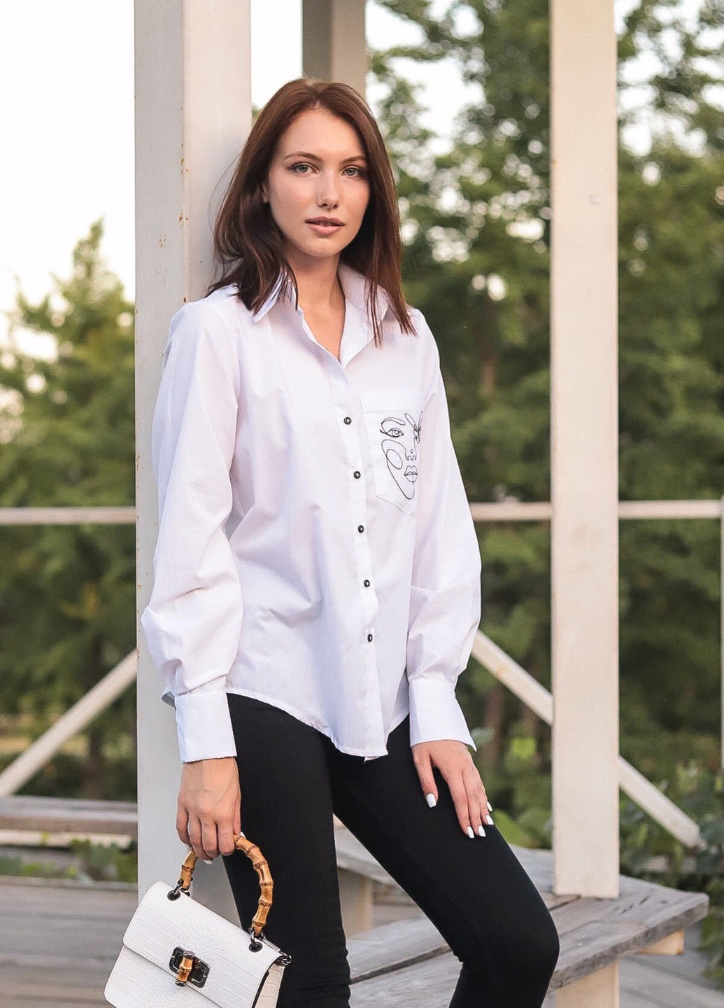 Белая демисезонная классическая рубашка с вышивкой на кармане INNOE Блуза с вышивкой