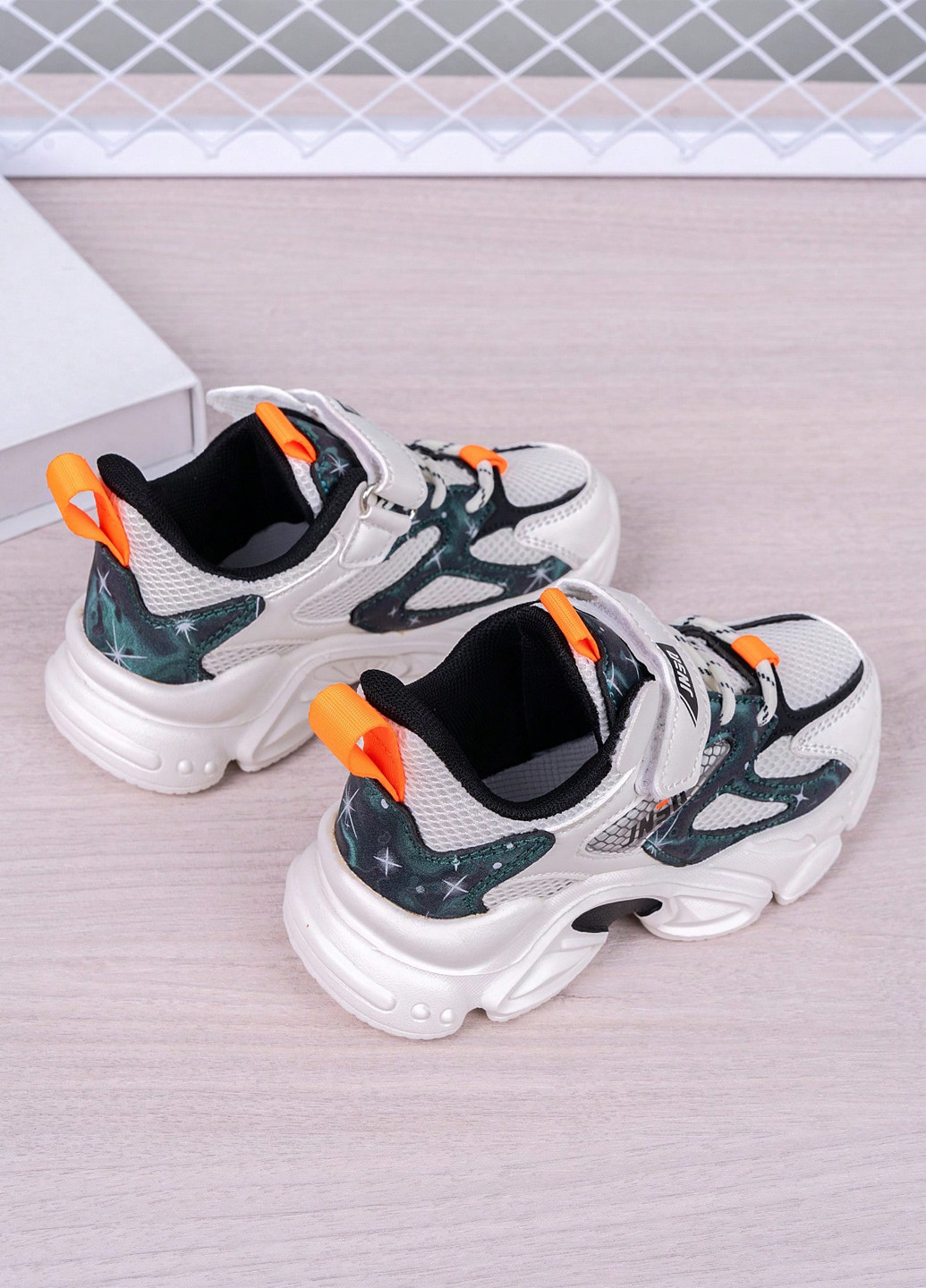 Цветные демисезонные кроссовки SHEIN