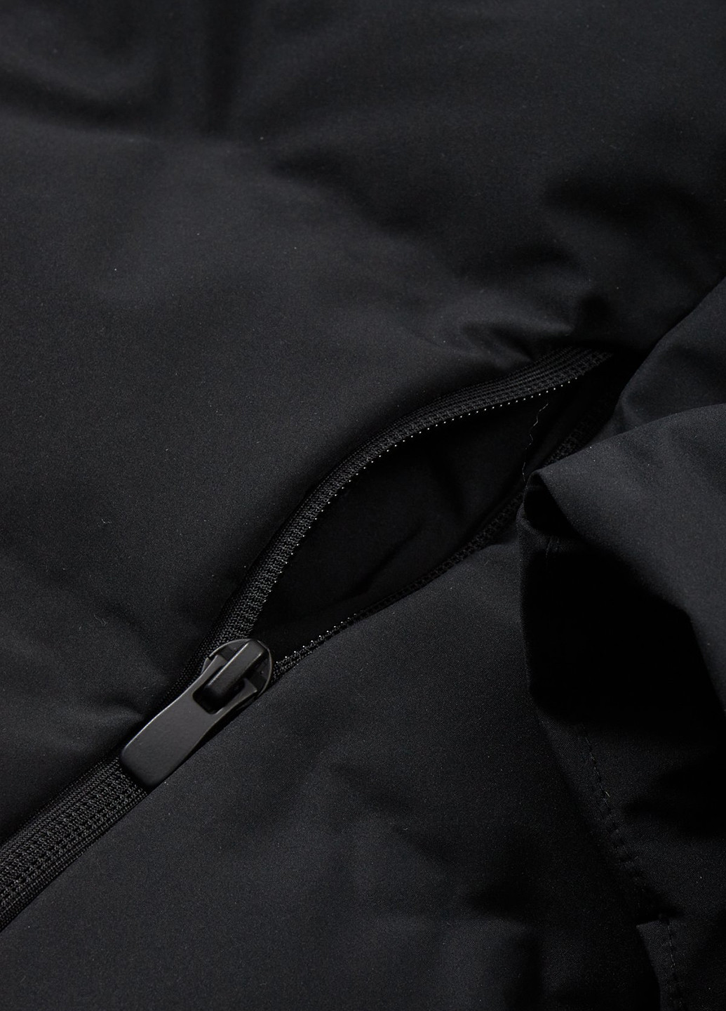 Чорна демісезонна куртка C&A