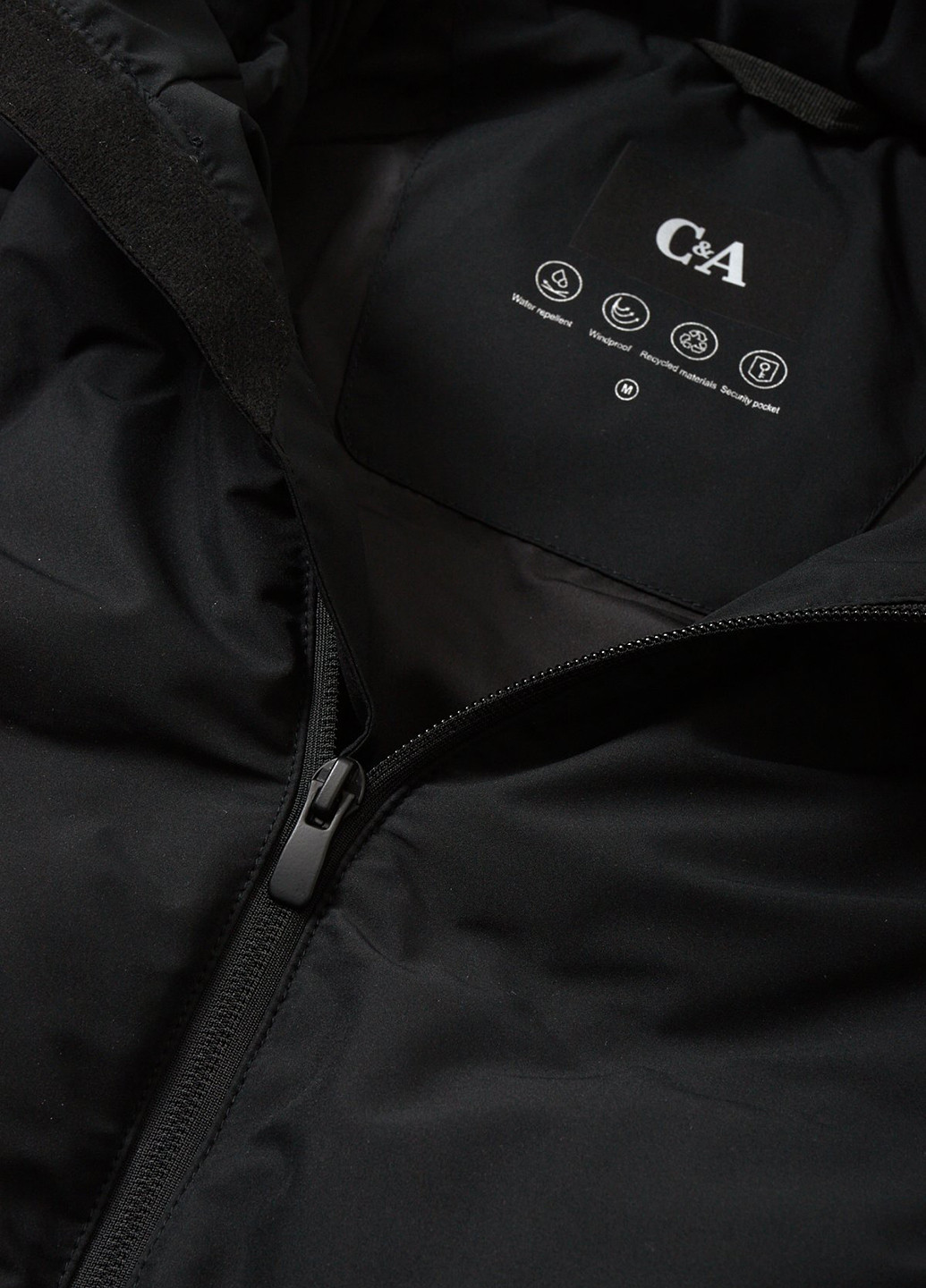 Чорна демісезонна куртка C&A