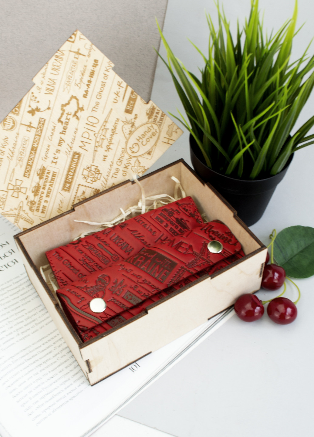 Подарунковий жіночий набір №64 "Ukraine" (червоний) у коробці: обкладинка на паспорт + ключниця HandyCover (253595741)