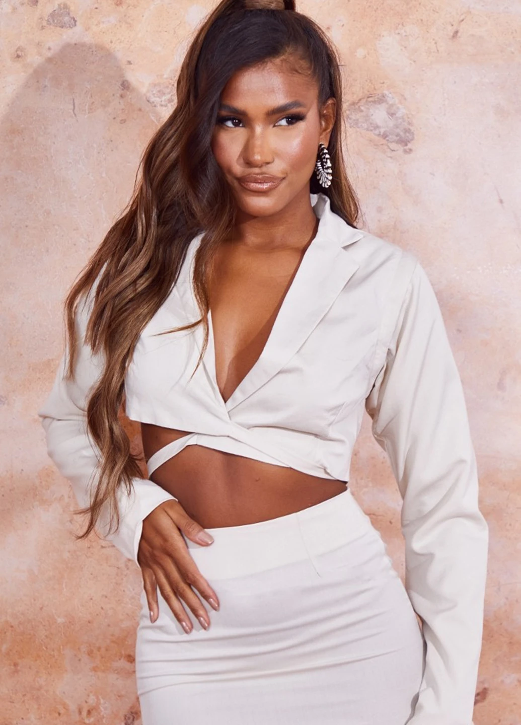 Біла блузка на запах PrettyLittleThing