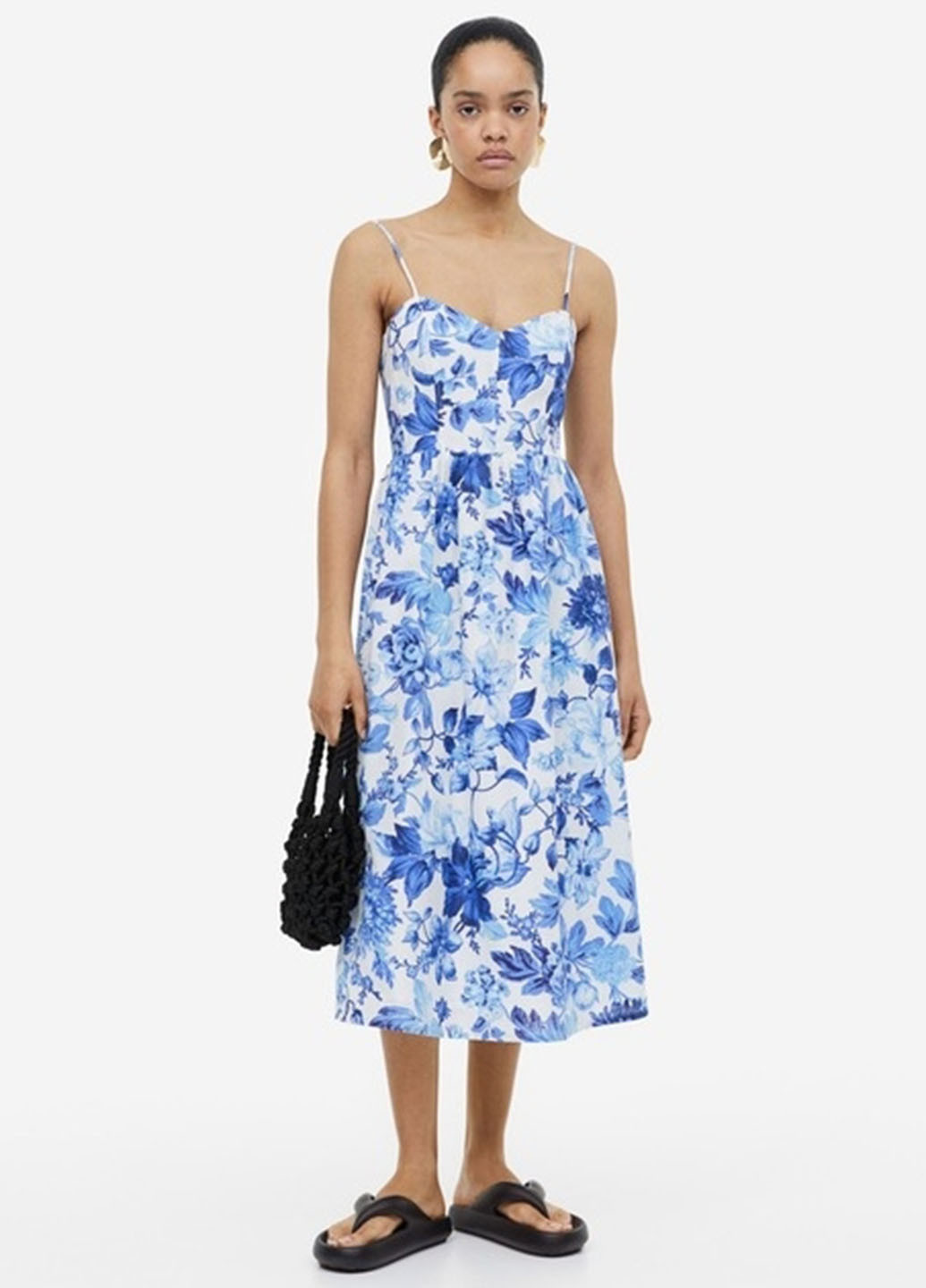 Белое кэжуал платье с открытыми плечами H&M с цветочным принтом