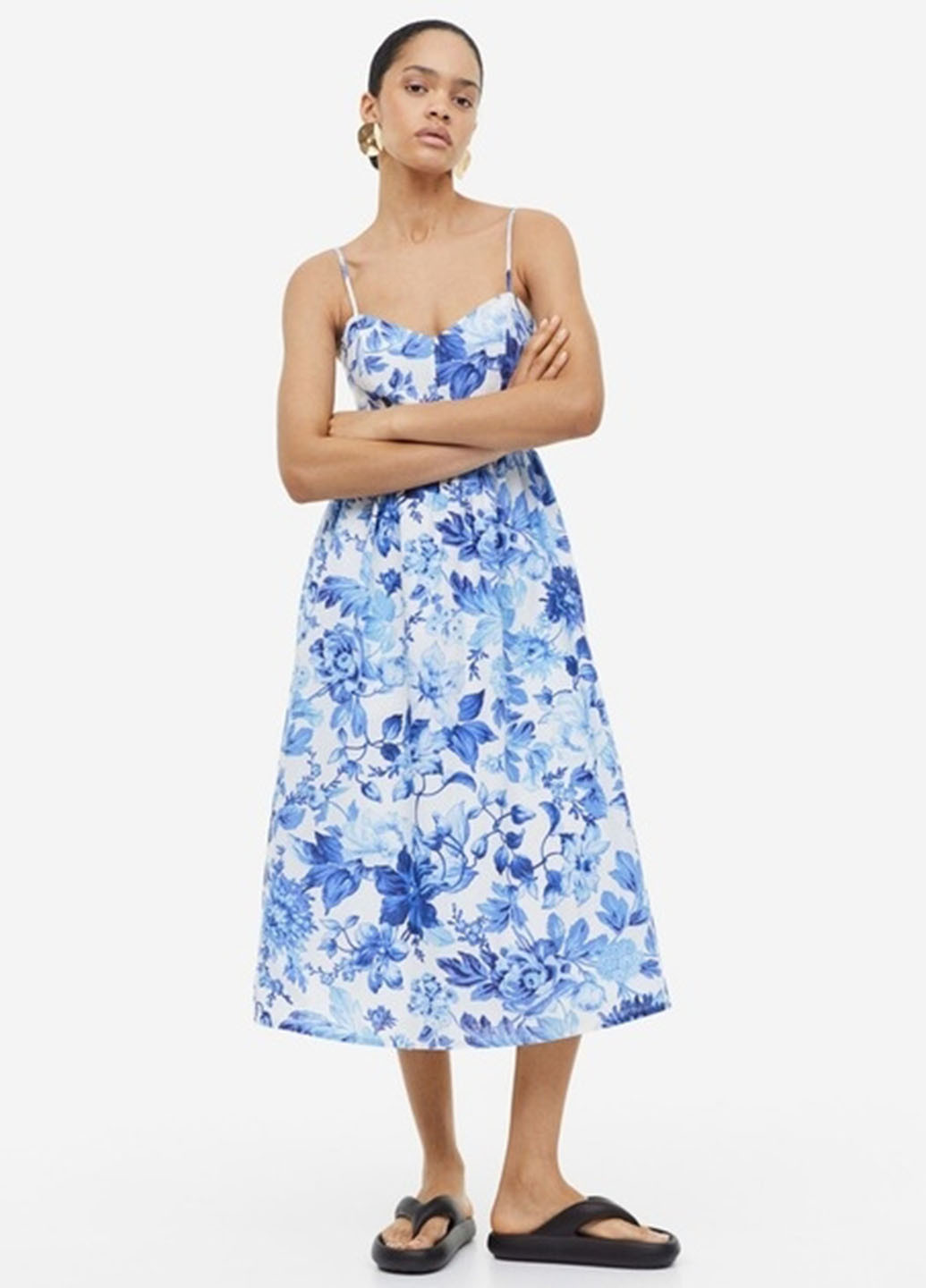 Белое кэжуал платье с открытыми плечами H&M с цветочным принтом