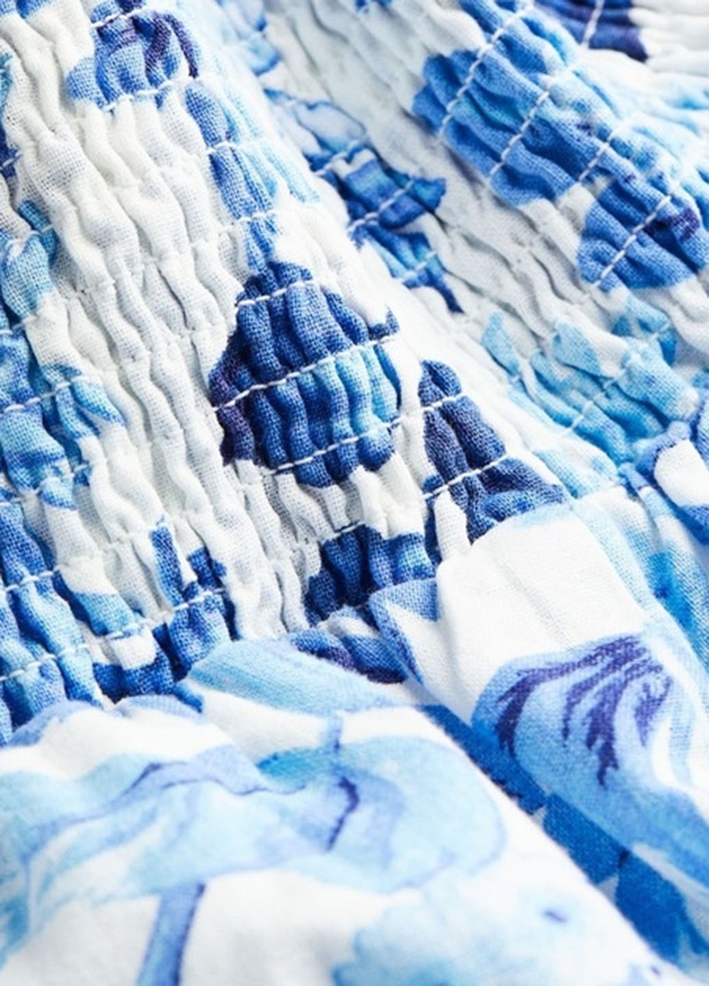 Белое кэжуал платье с открытыми плечами H&M с цветочным принтом