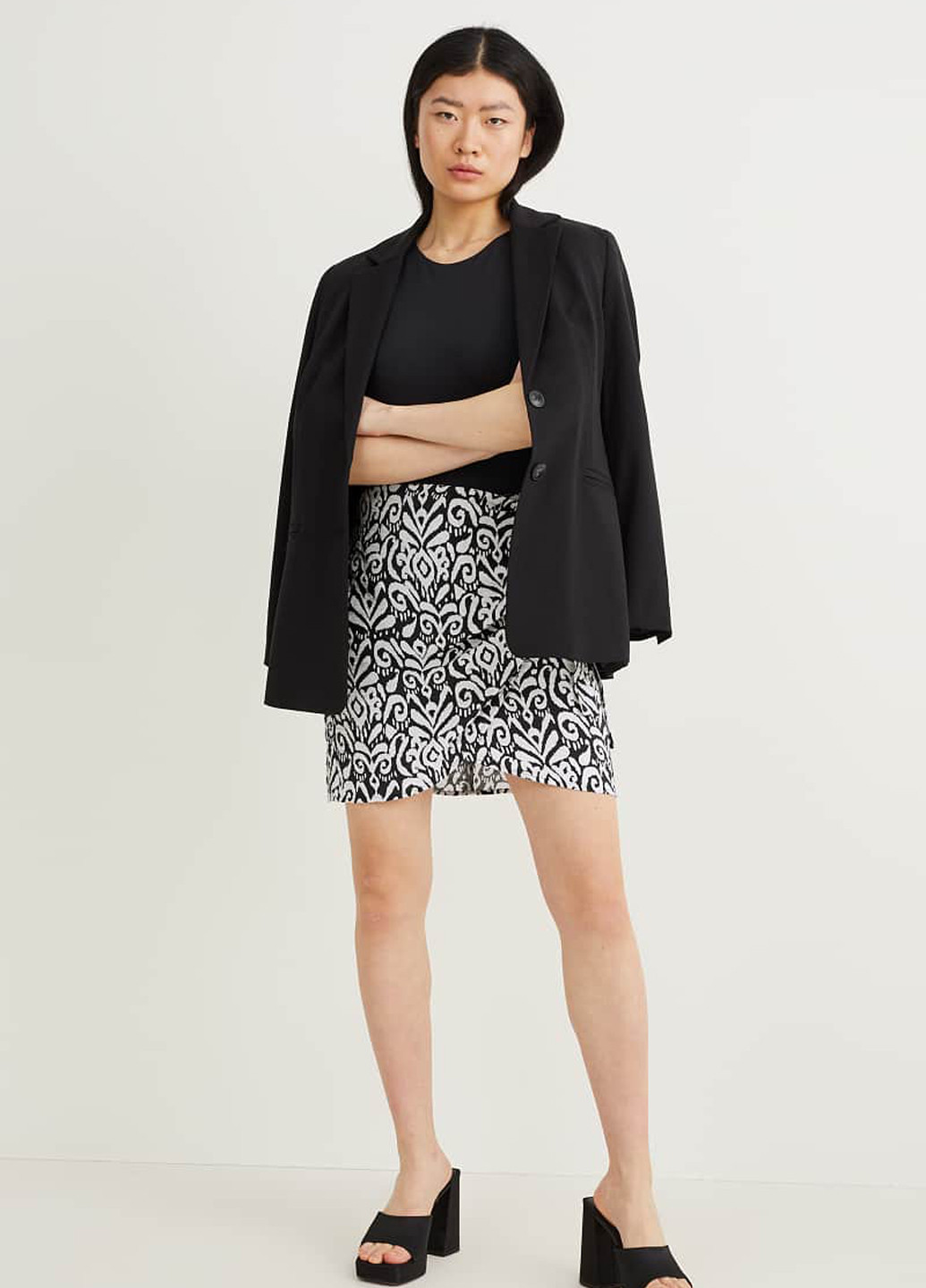 Черная кэжуал с орнаментом юбка C&A на запах