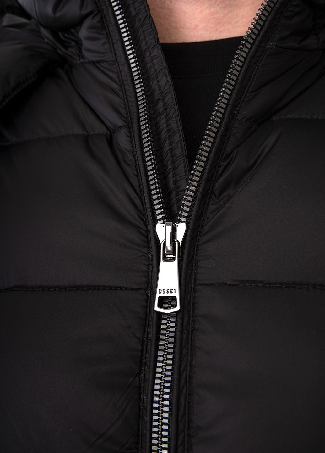 Черная зимняя куртка Reset