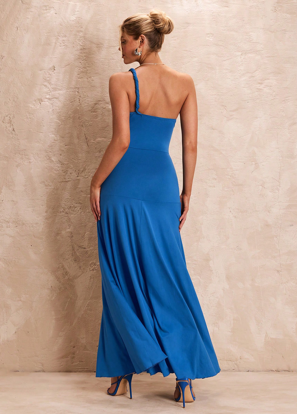 Синее вечернее платье клеш, на одно плечо, с открытой спиной SHEIN однотонное