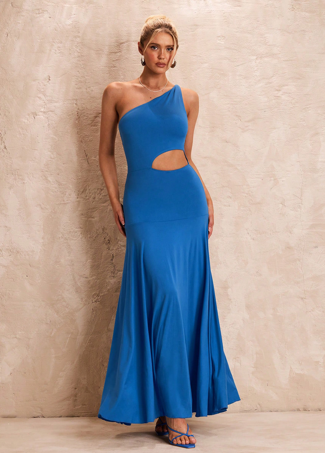 Синее вечернее платье клеш, на одно плечо, с открытой спиной SHEIN однотонное