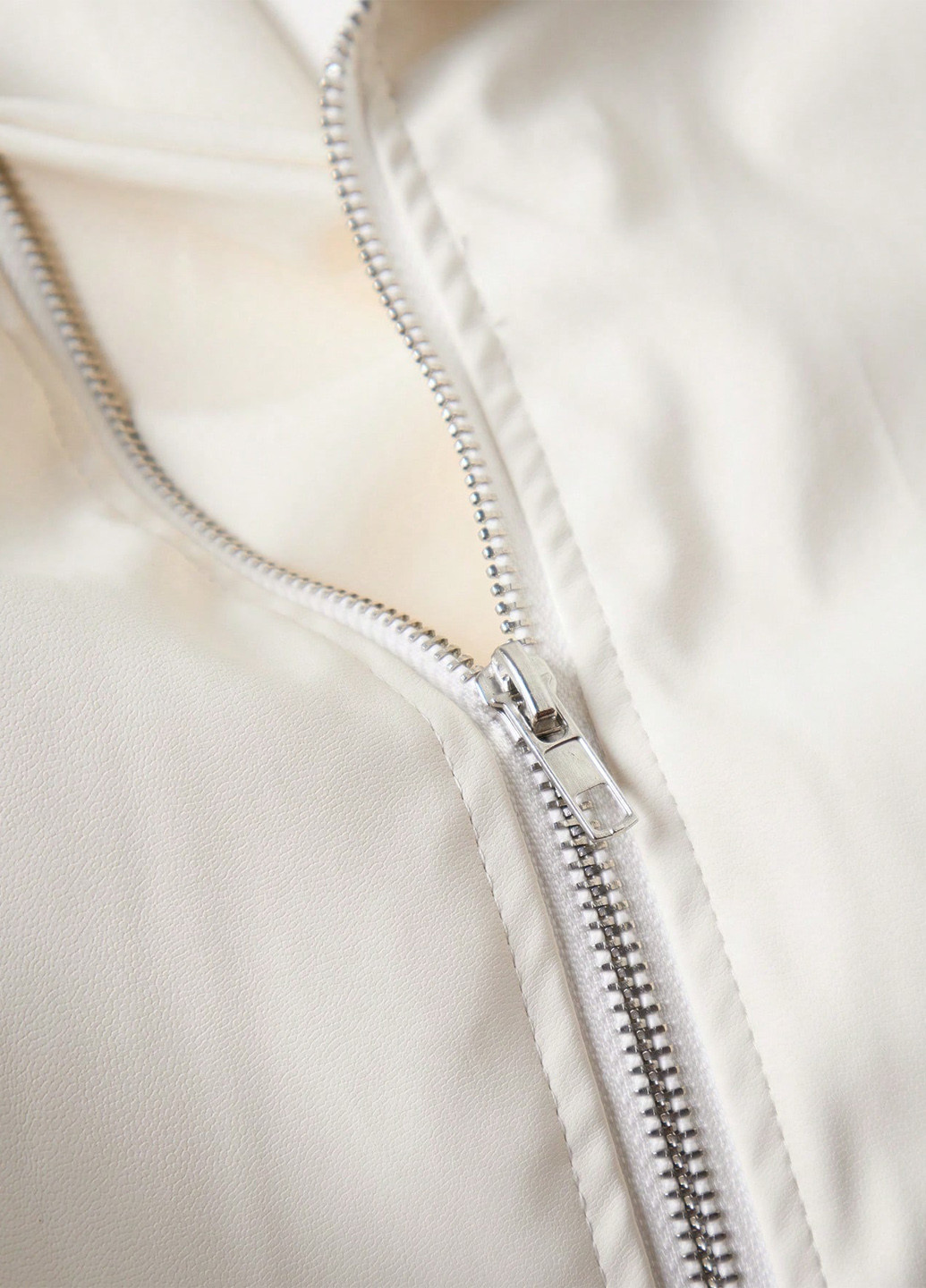 Молочная демисезонная куртка косуха SHEIN