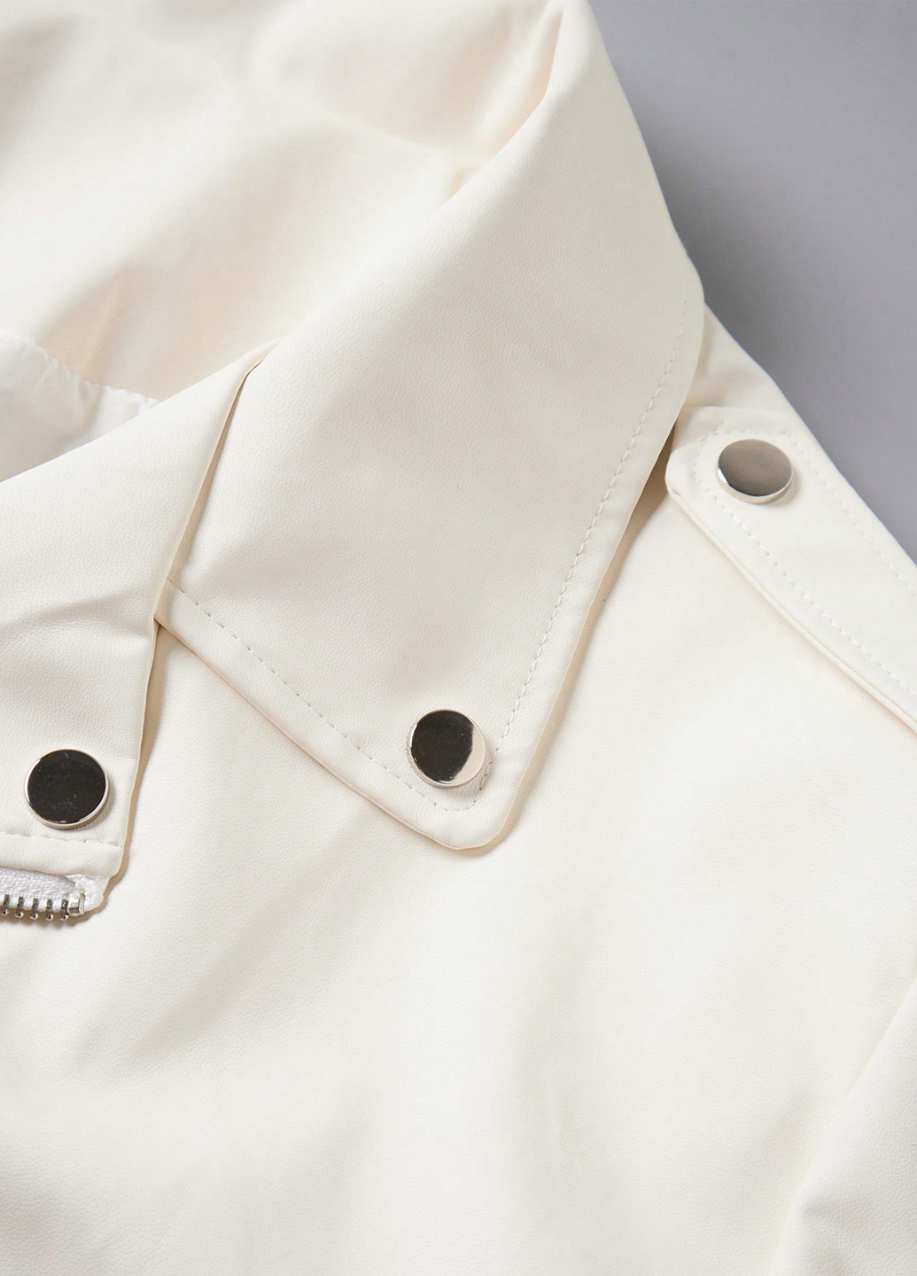 Молочная демисезонная куртка косуха SHEIN