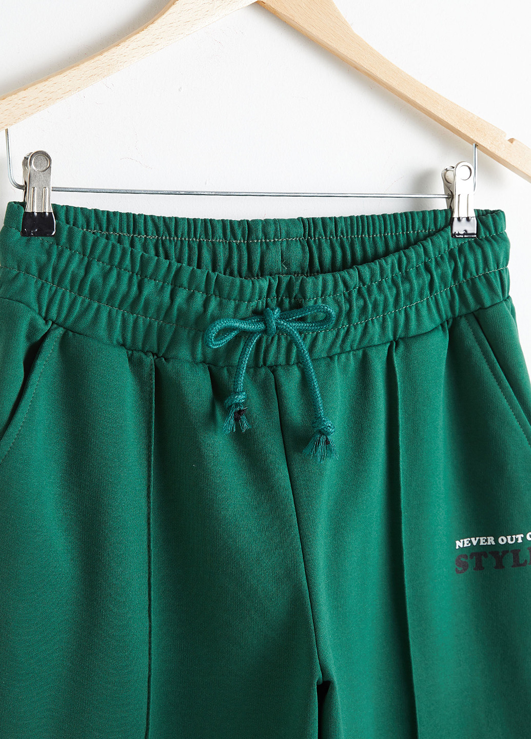 Зеленые спортивные демисезонные зауженные брюки LC Waikiki
