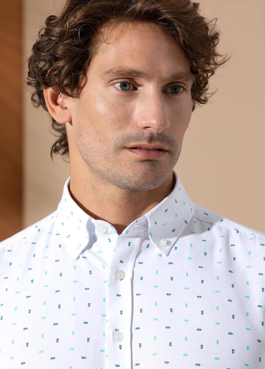 Белая кэжуал рубашка с рисунком Pierre Cardin