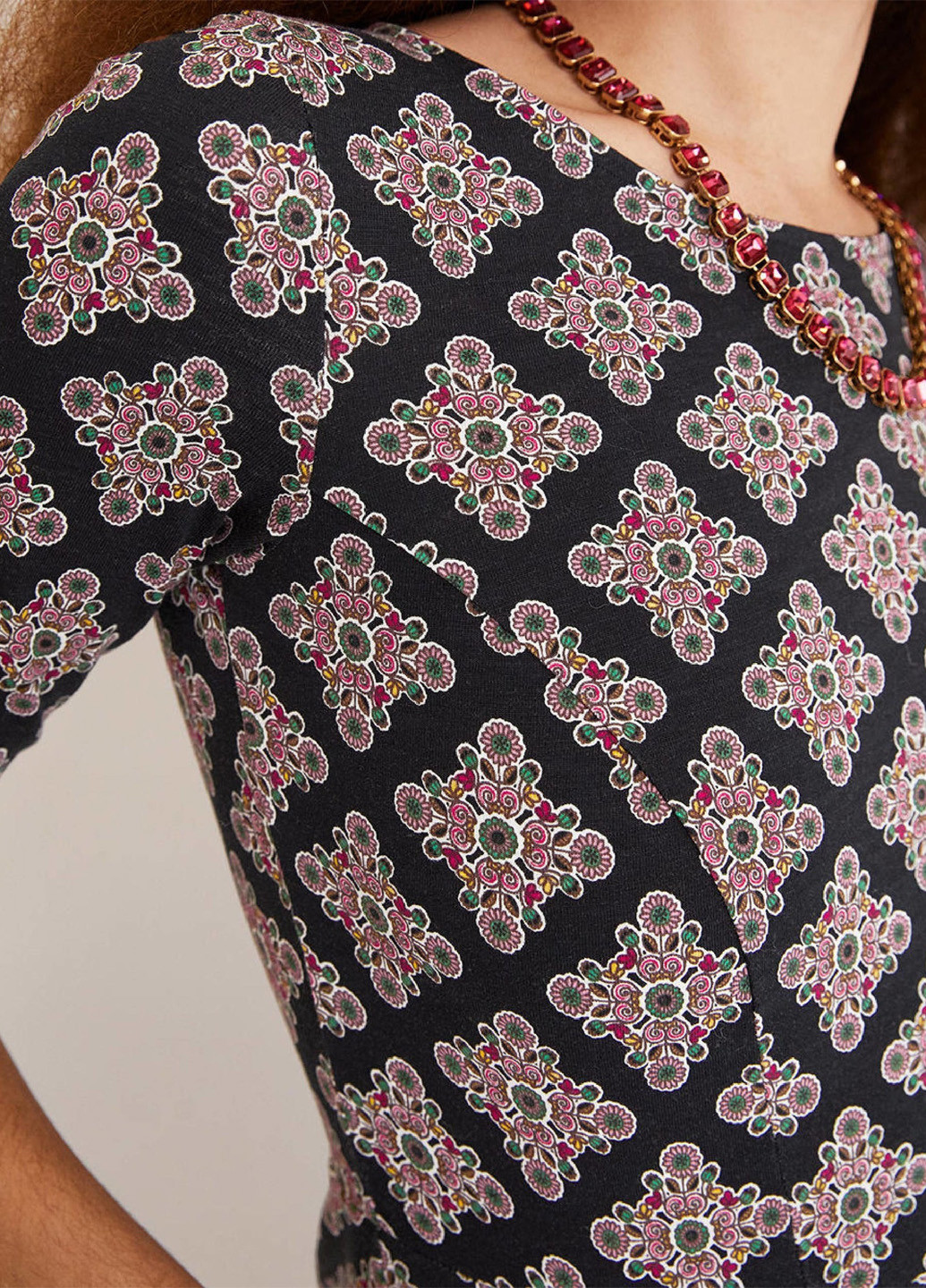 Черное кэжуал платье футляр Boden с орнаментом