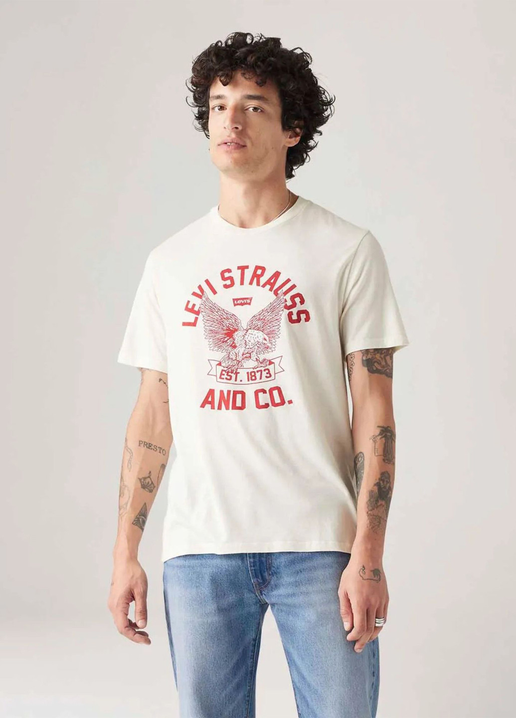 Молочная футболка Levi's