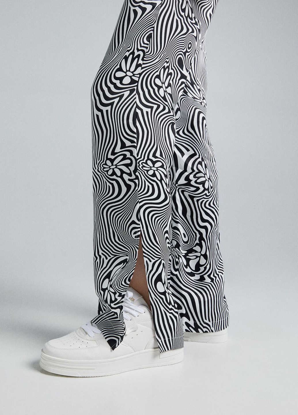 Черно-белые кэжуал демисезонные прямые брюки Bershka