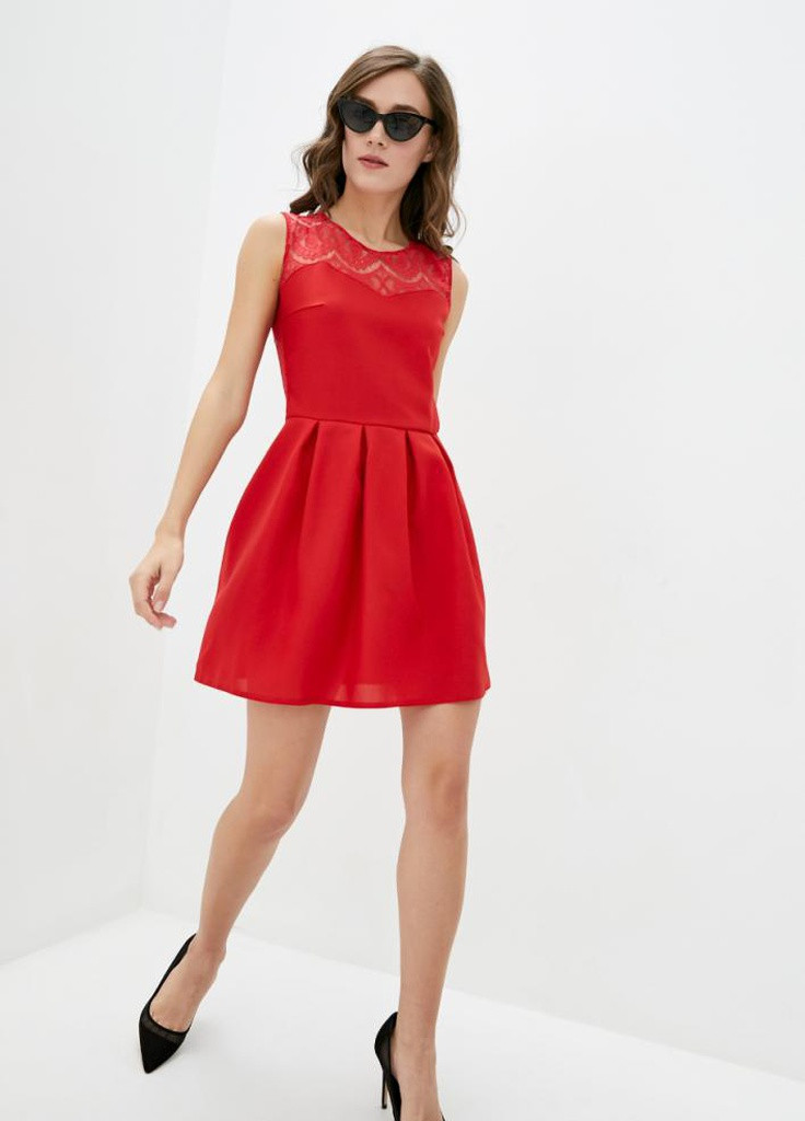 Красное коктейльное женское коктейльное мини-платье с гипюром колокол Podium однотонное