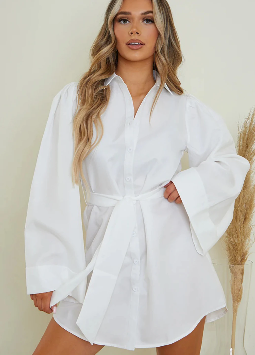 Белое кэжуал платье рубашка PrettyLittleThing однотонное