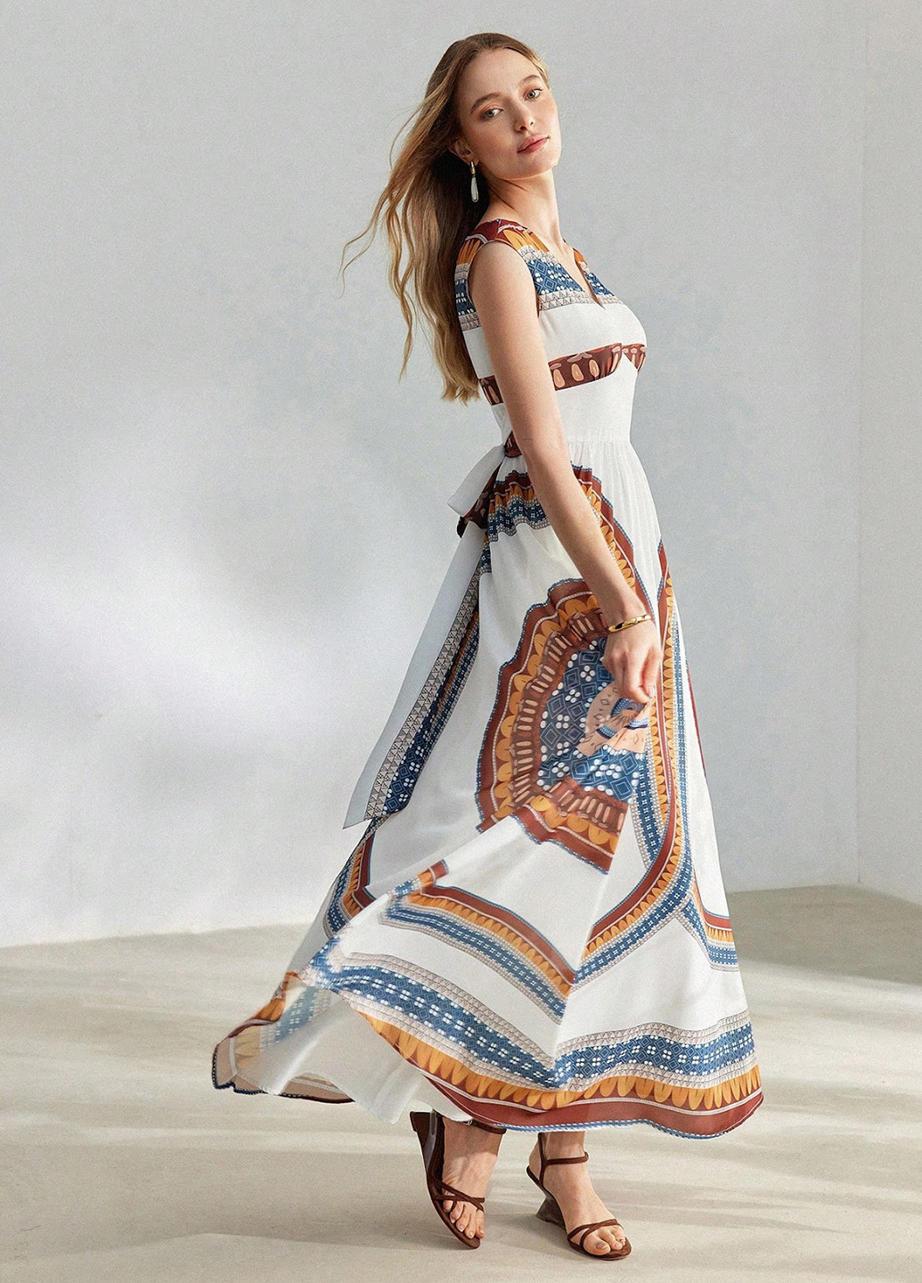 Белое кэжуал платье клеш, с открытой спиной SHEIN с геометрическим узором