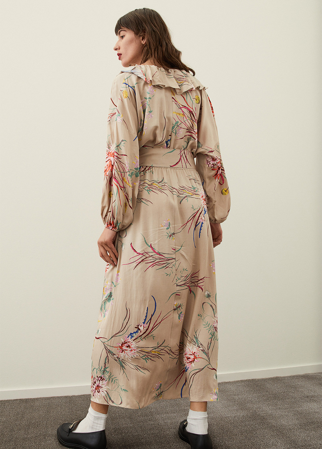 Бежевое кэжуал платье на запах H&M с цветочным принтом