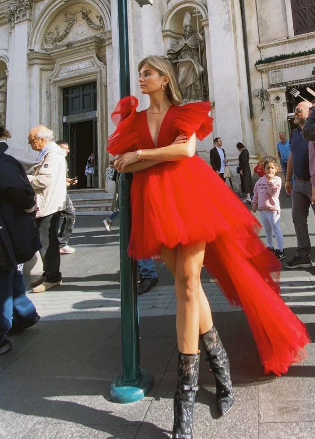 Красное праздничный платье с юбкой-солнце, со шлейфом H&M однотонное