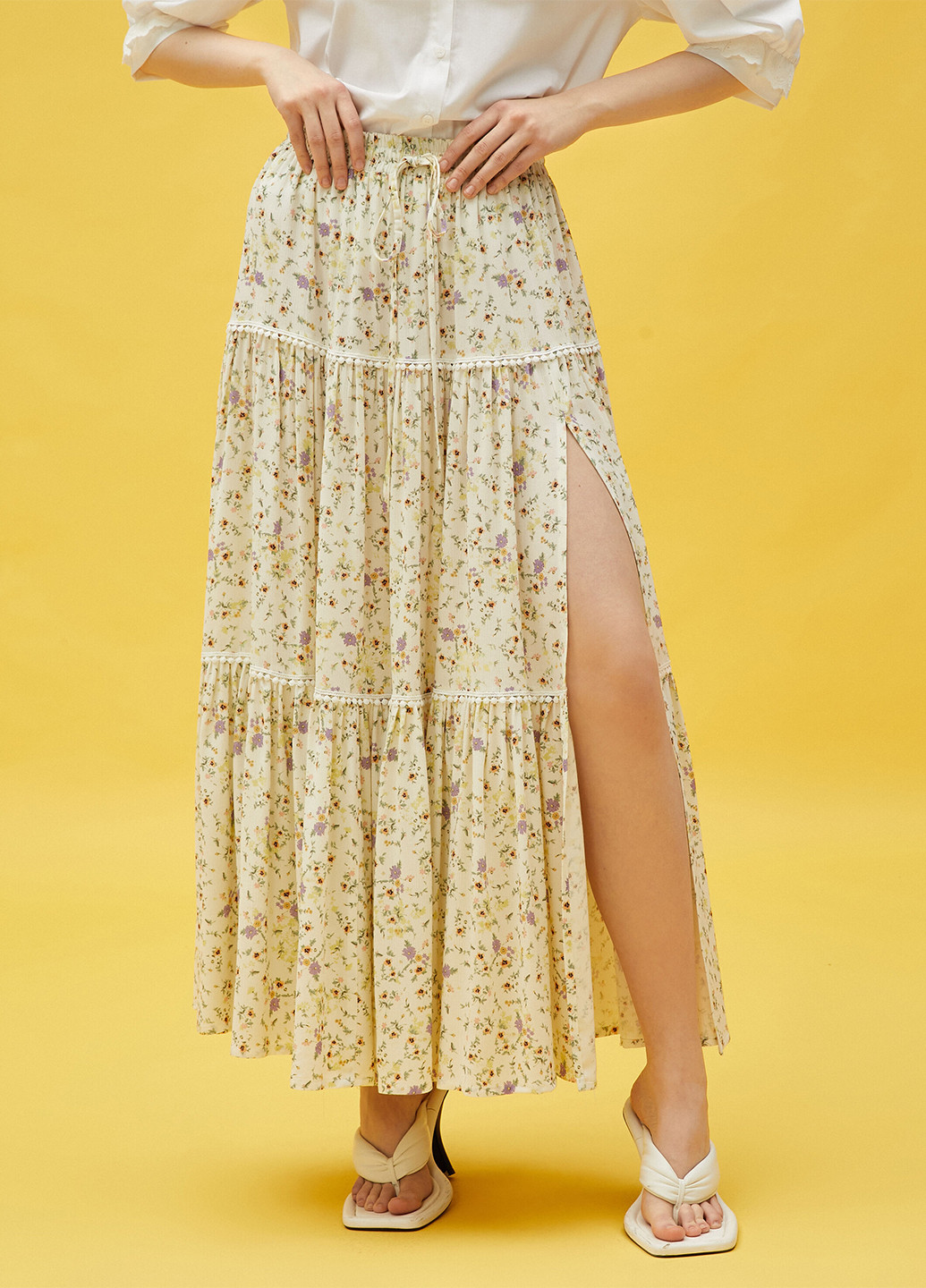 Молочная кэжуал цветочной расцветки юбка KOTON клешированная