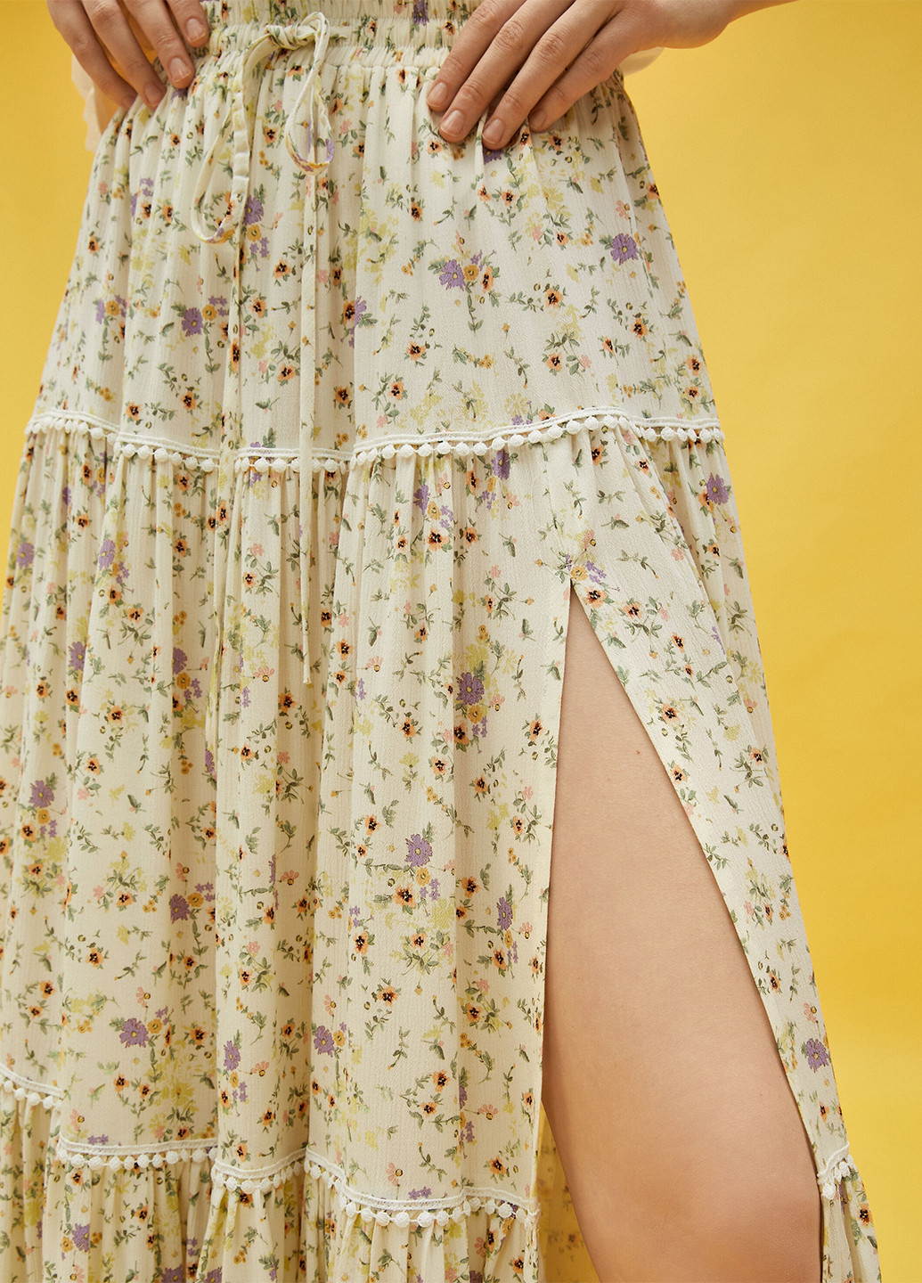Молочная кэжуал цветочной расцветки юбка KOTON клешированная