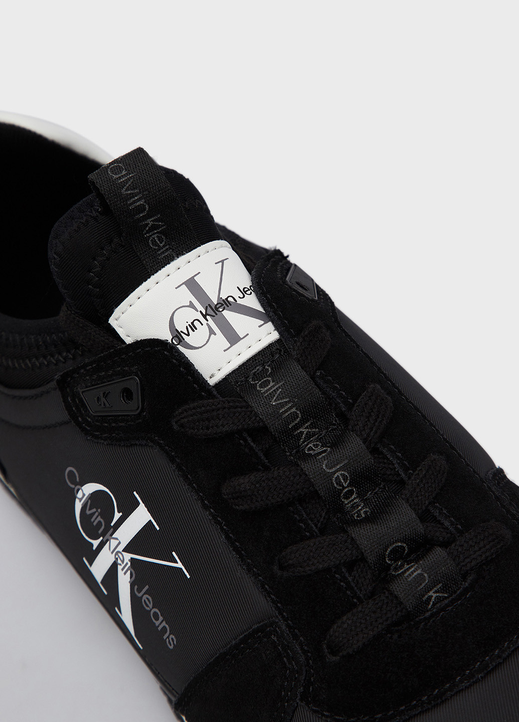 Черно-белые демисезонные кроссовки Calvin Klein Jeans